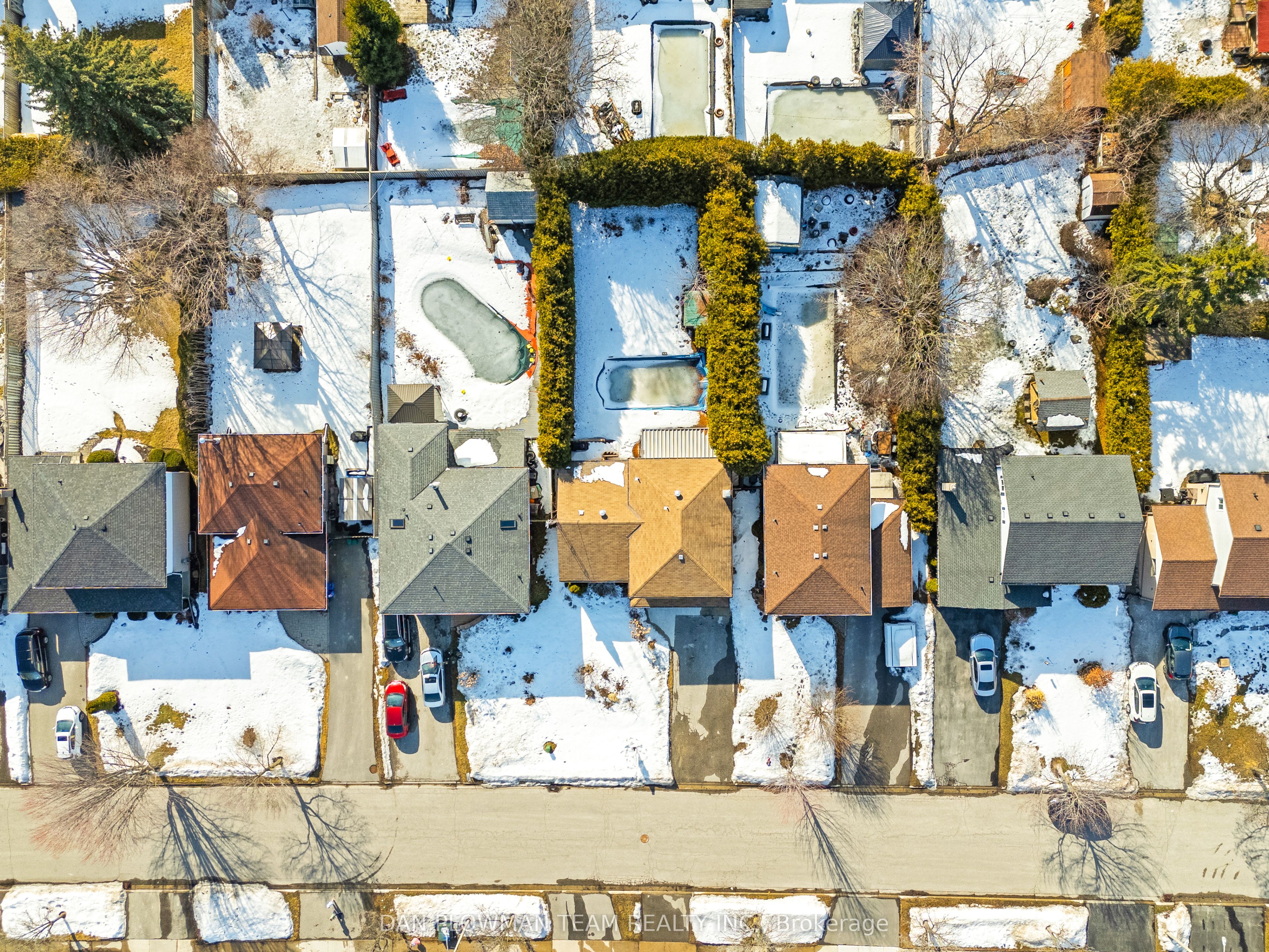 880 Carnaby Crescent