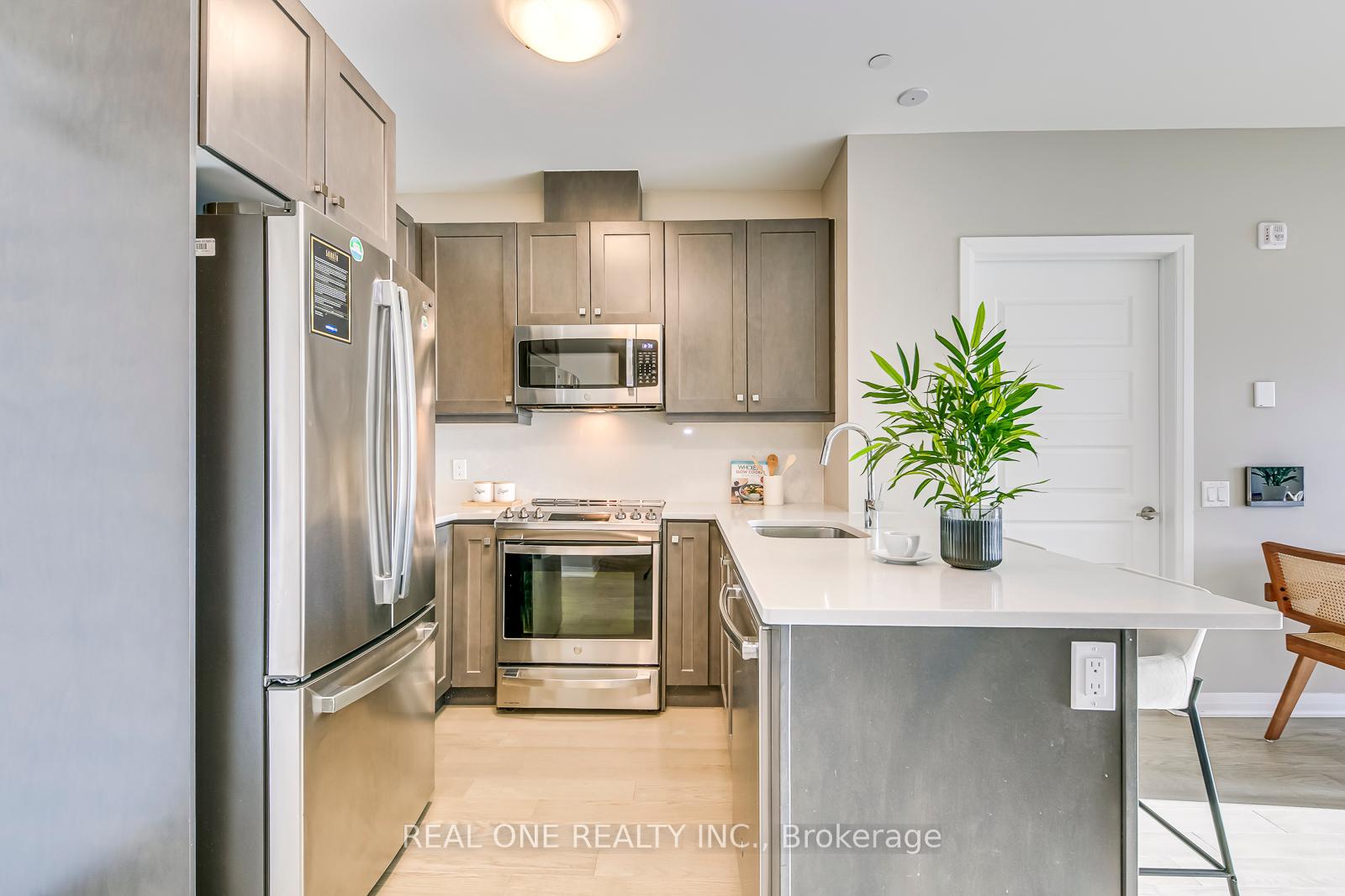 2 Bedrooms Condo at 95 Dundas, Oakville For sale