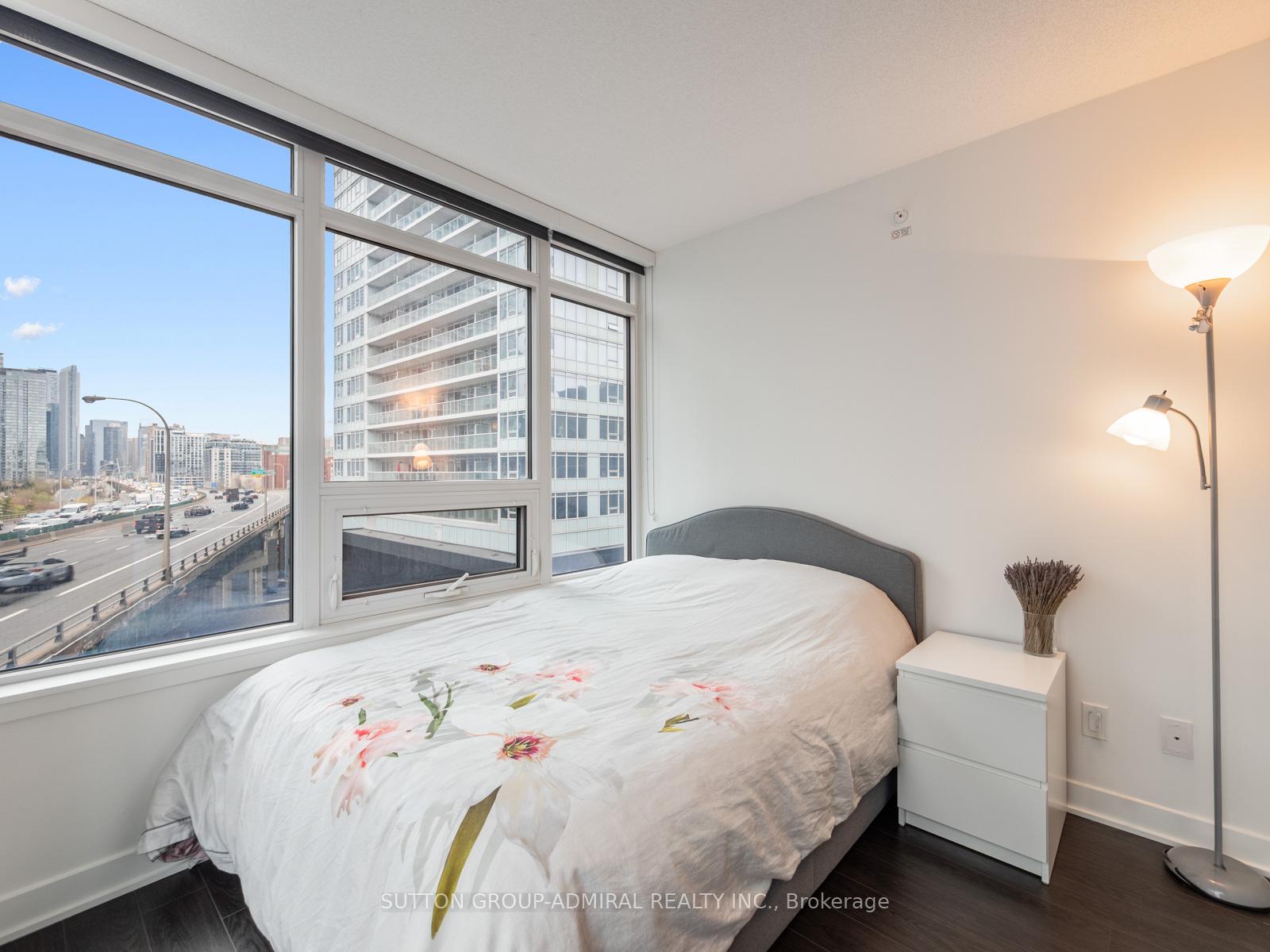 2 Bedrooms Condo at 19 Bathurst, Toronto For sale