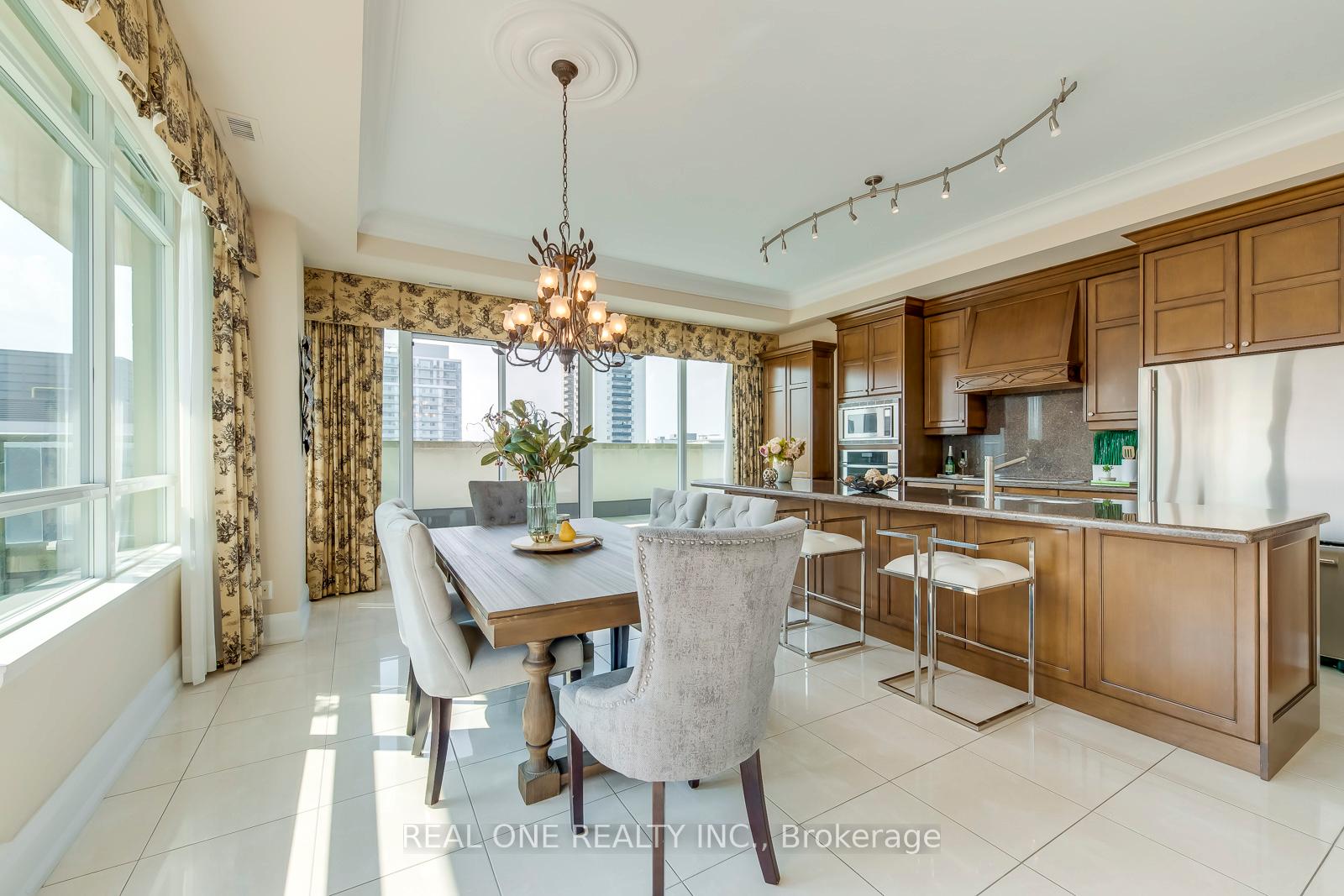 2 Bedrooms Condo at 65 Port,  Mississauga For sale