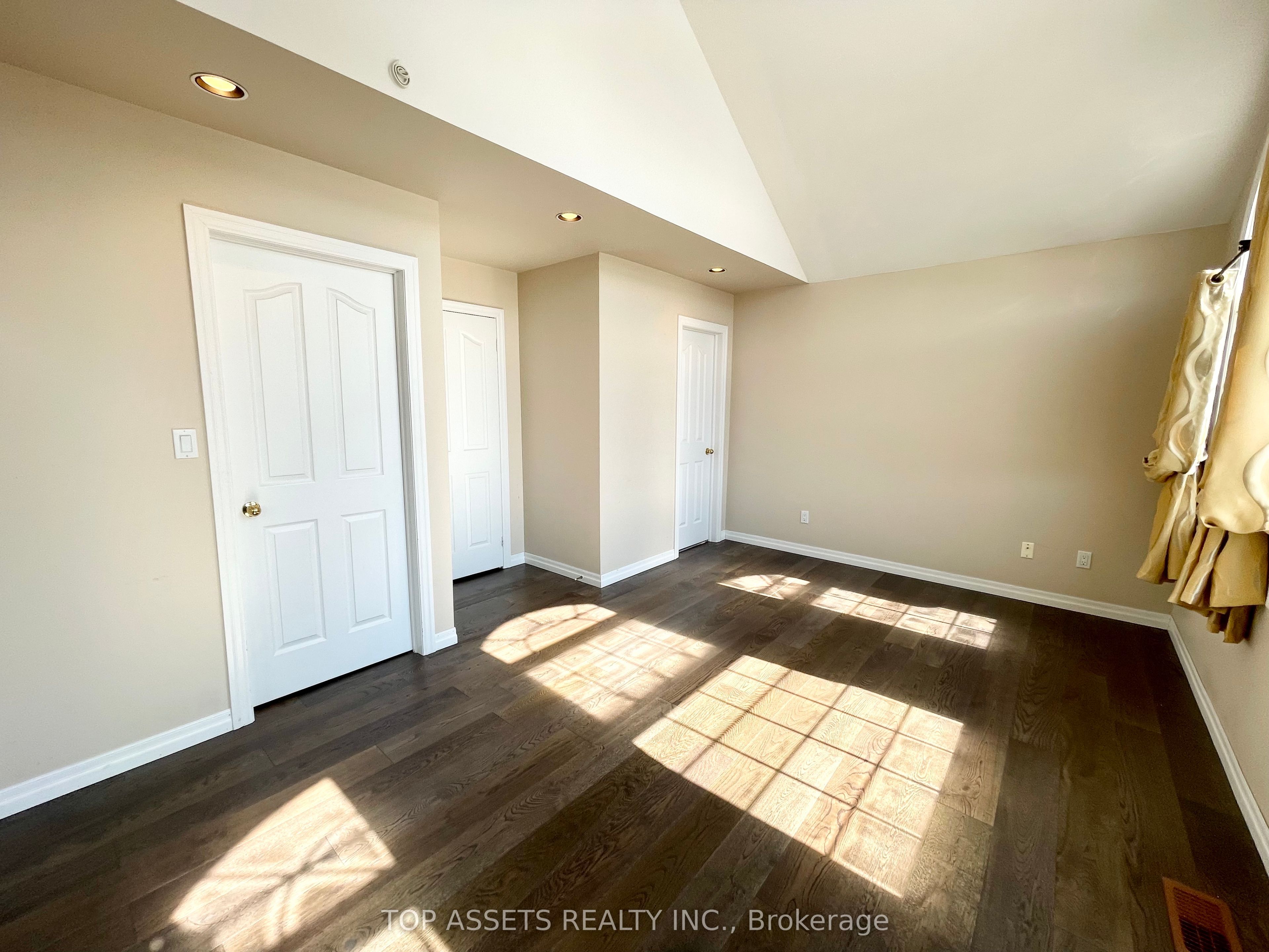 32 Headwater Crescent