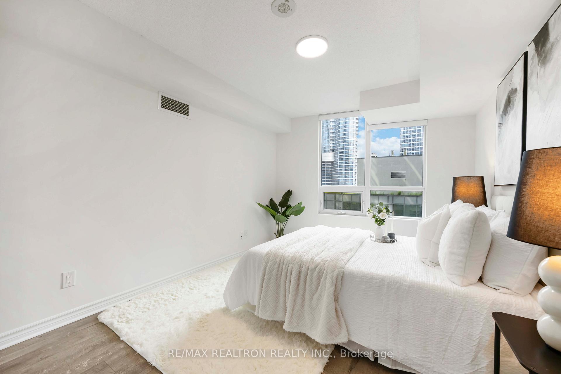 2 Bedrooms Condo at 25 Lower Simcoe, Toronto For sale