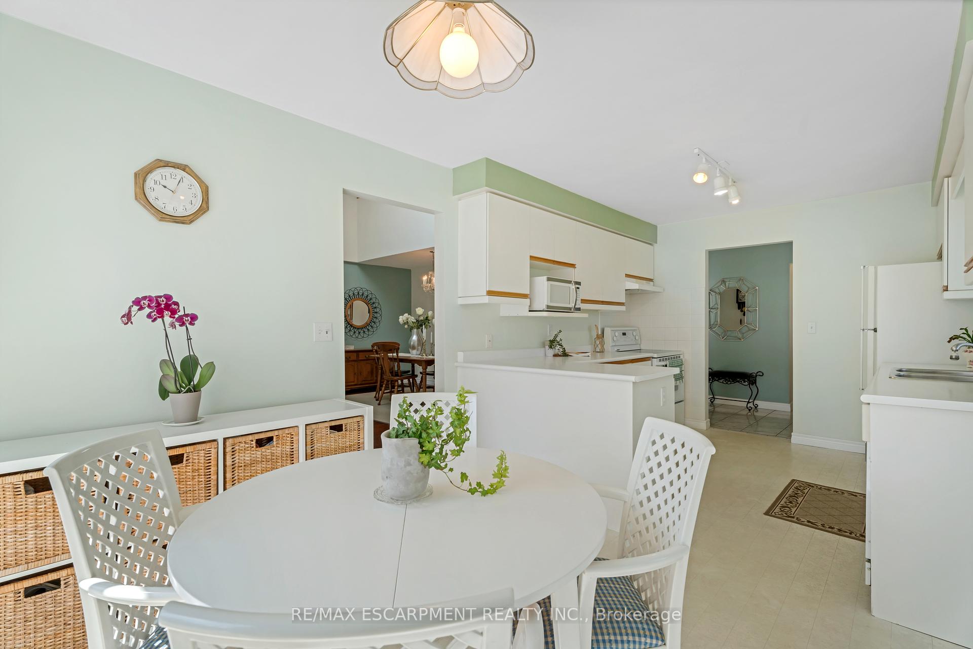 2 Bedrooms Condo at 810 Golf Links, Hamilton For sale