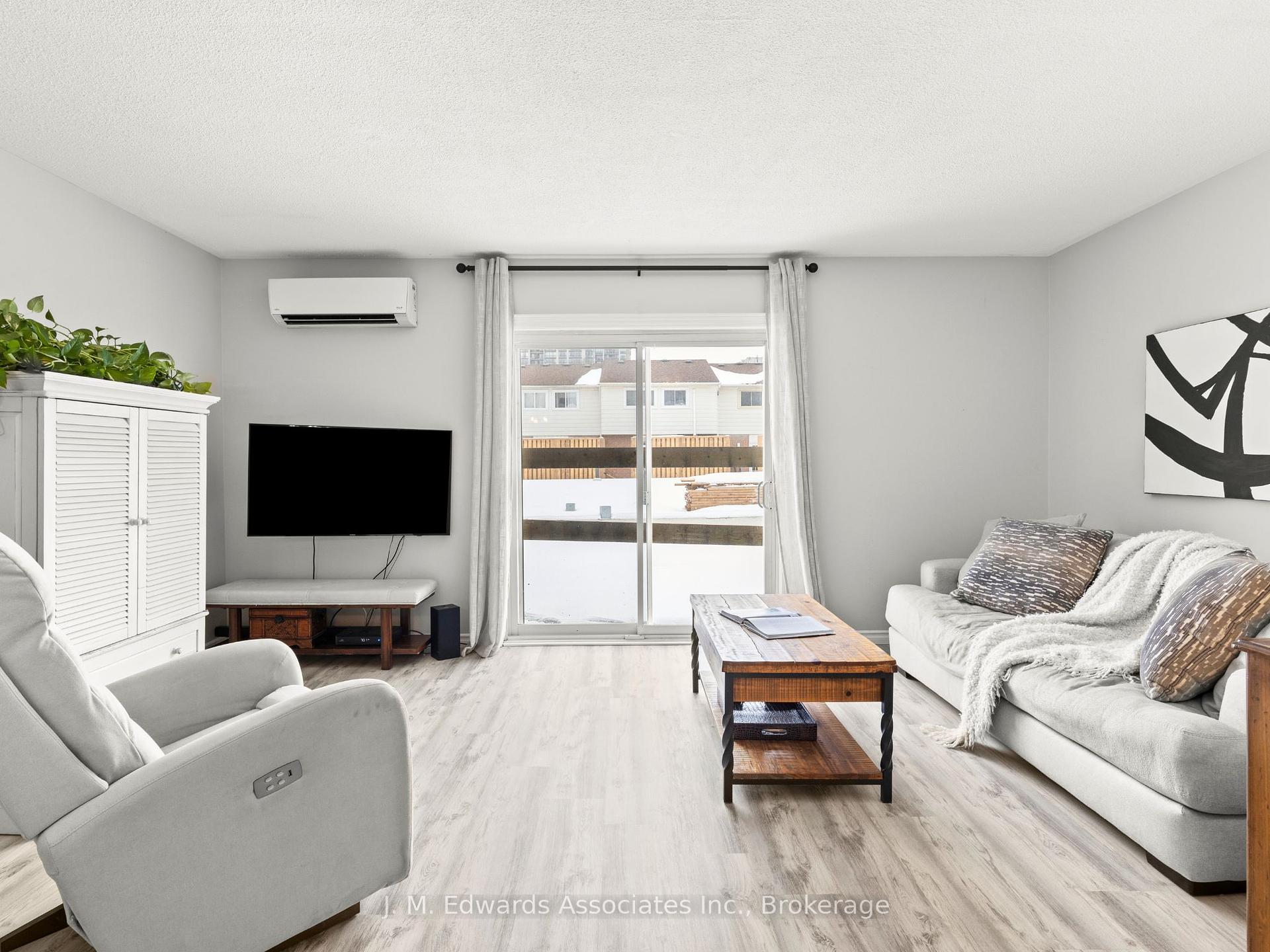 3 Bedrooms Condo at 61 Sarah,  Oakville For sale