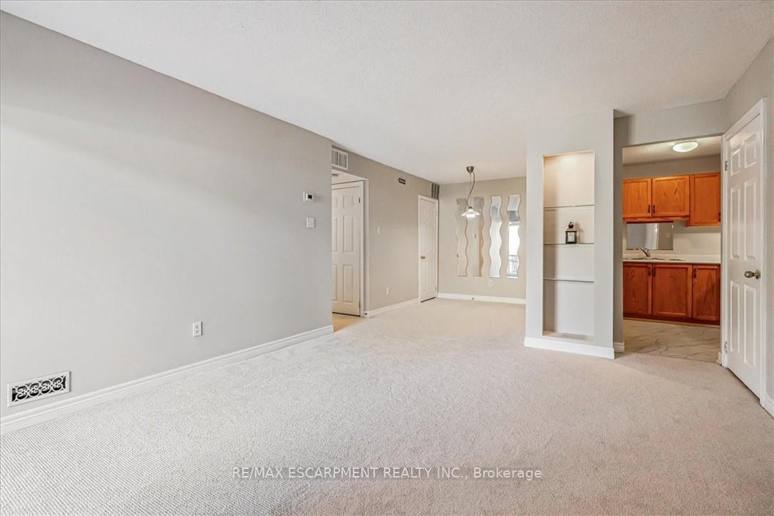 2 Bedrooms Condo at 4140 Foxwood, Burlington For sale