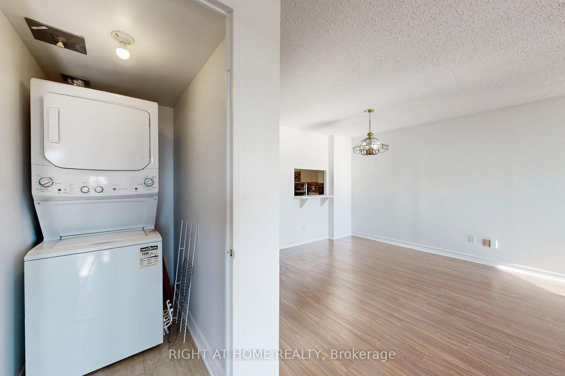 3 Bedrooms Condo at 4 Park Vista, Toronto For sale