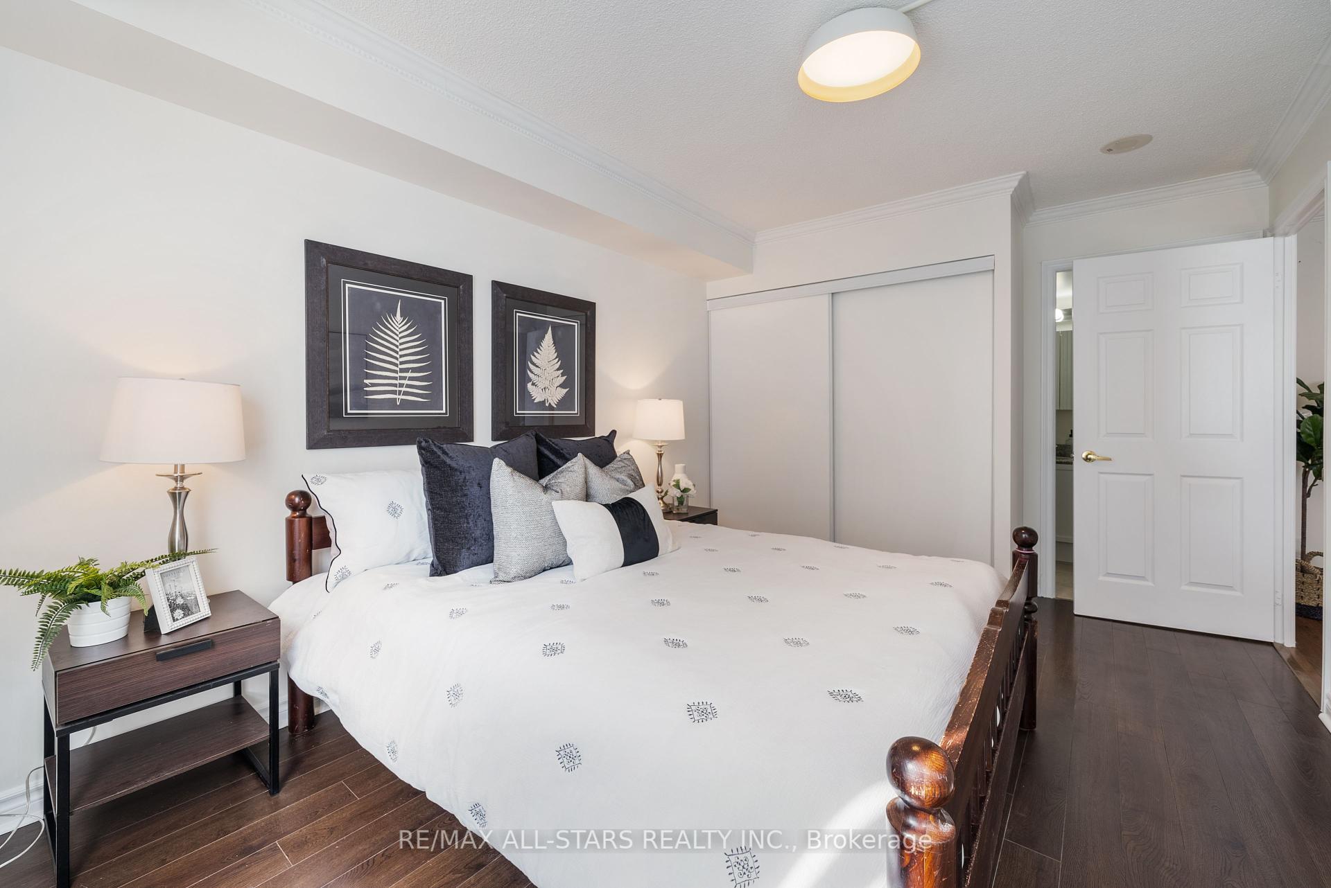 2 Bedrooms Condo at 5 Michael Power, Toronto For sale
