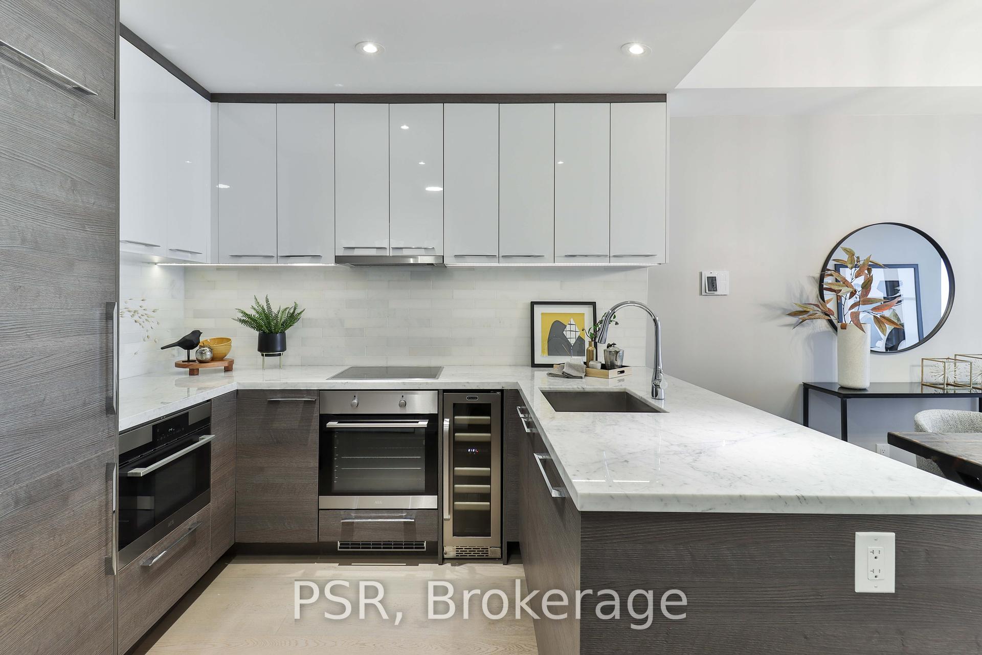 2 Bedrooms Condo at 488 University Ave, Toronto For sale