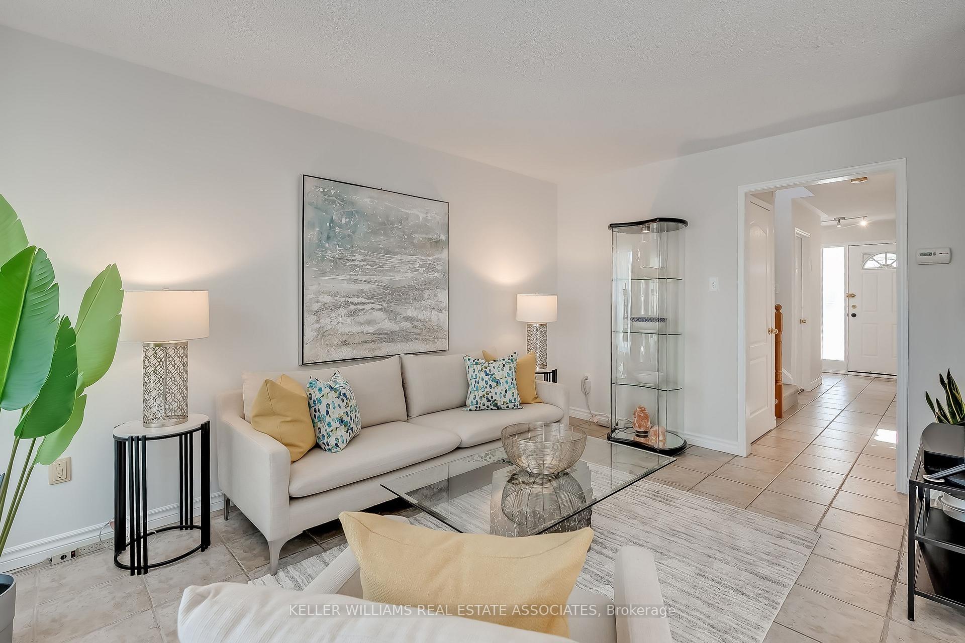 4 Bedrooms Condo at 5305 Glen Erin, Mississauga For sale