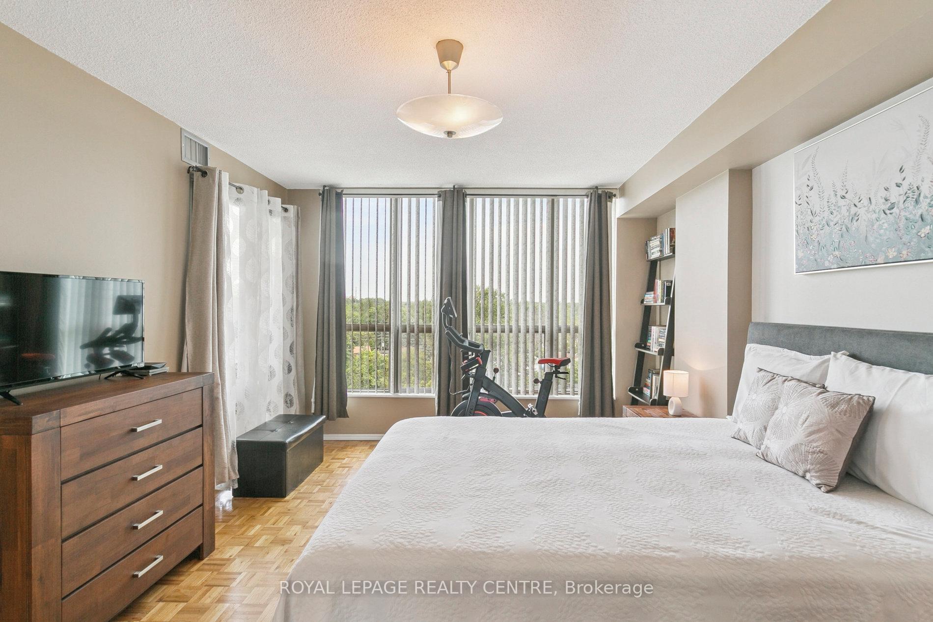 3 Bedrooms Condo at 1110 Walden, Mississauga For sale