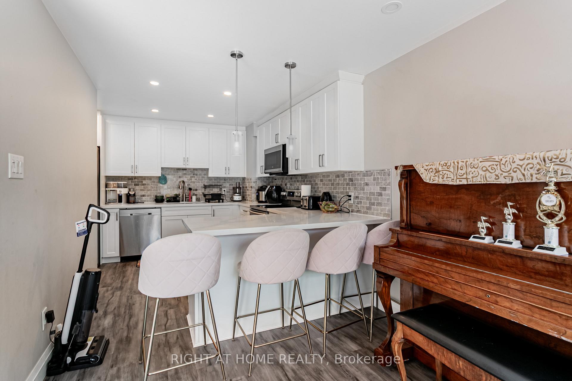 3 Bedrooms Condo at 3345 Silverado, Mississauga For sale