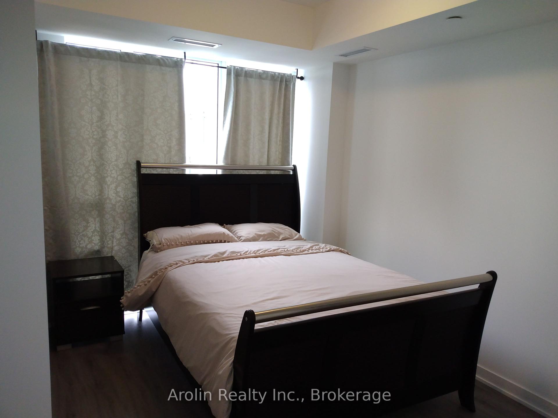 2 Bedrooms Condo at 3005 Pine Glen, Oakville For sale