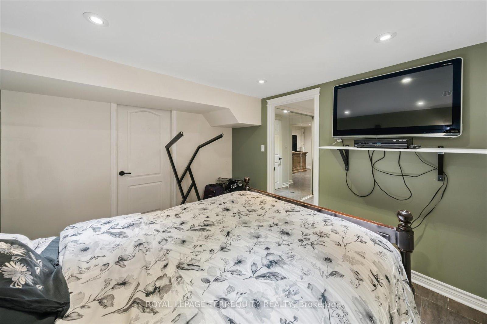 4 Bedrooms Condo at 1825 Hyde Mill, Mississauga For sale