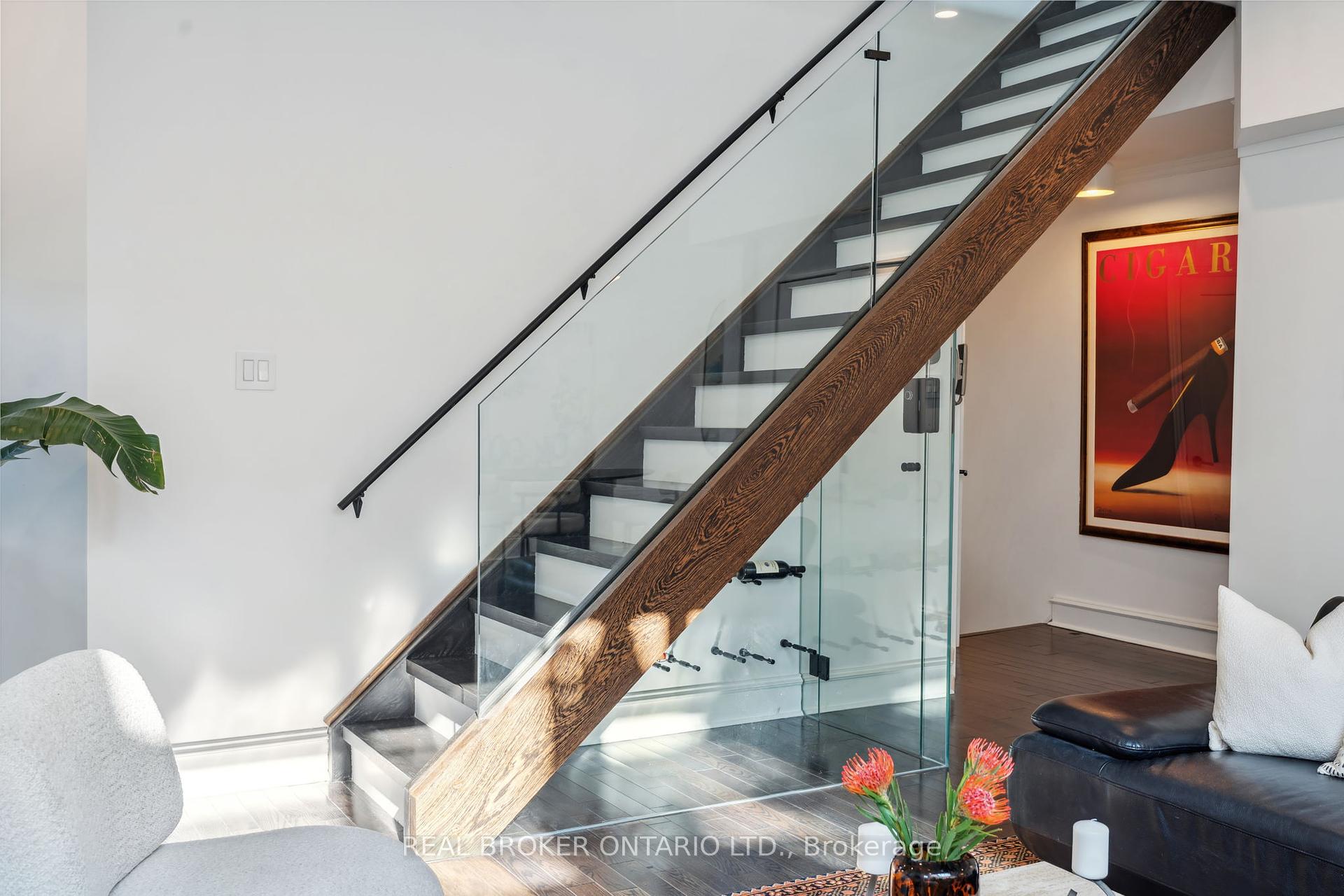 2 Bedrooms Condo at 300 Avenue, Toronto For sale