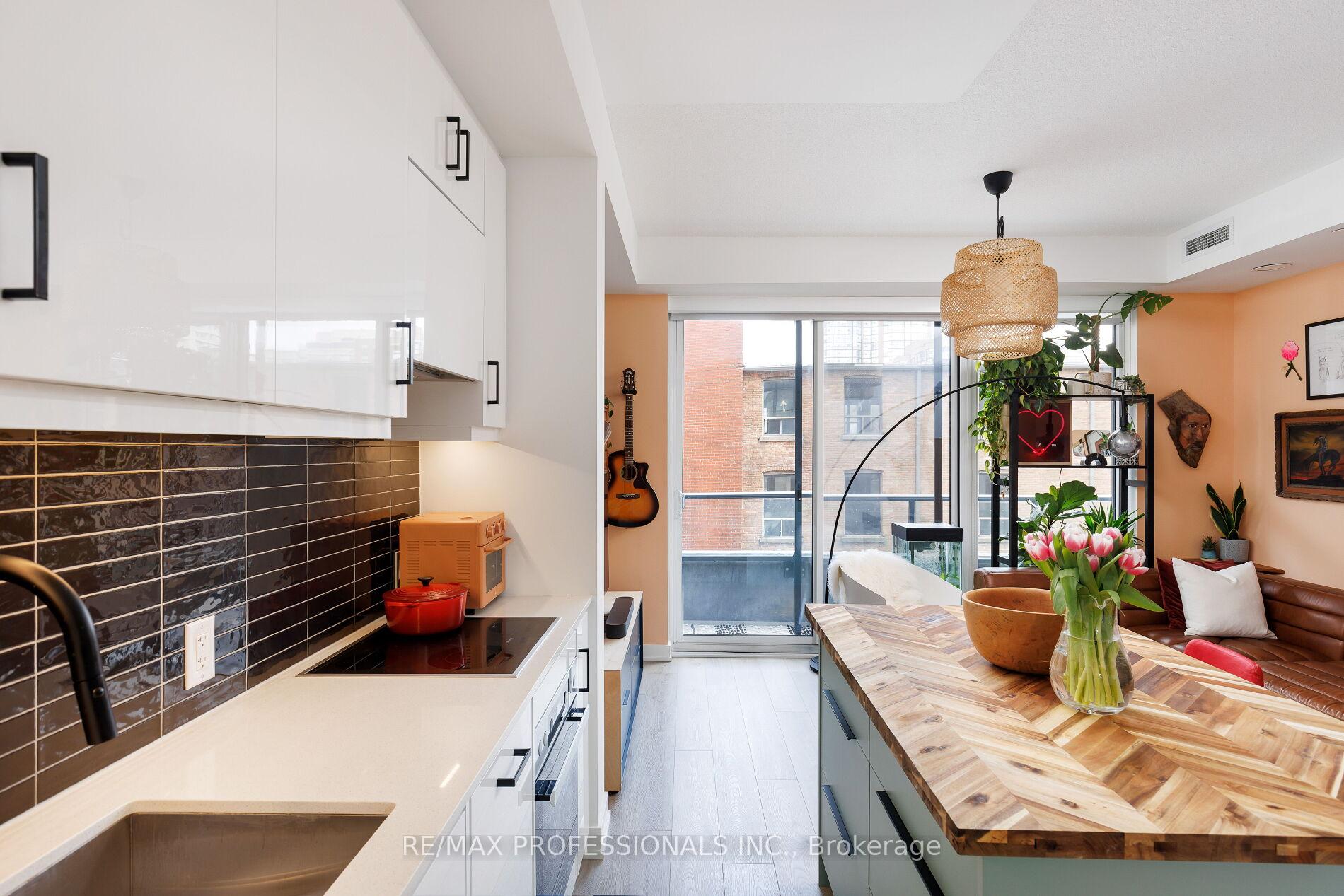 2 Bedrooms Condo at 9 Tecumseth,  Toronto For sale