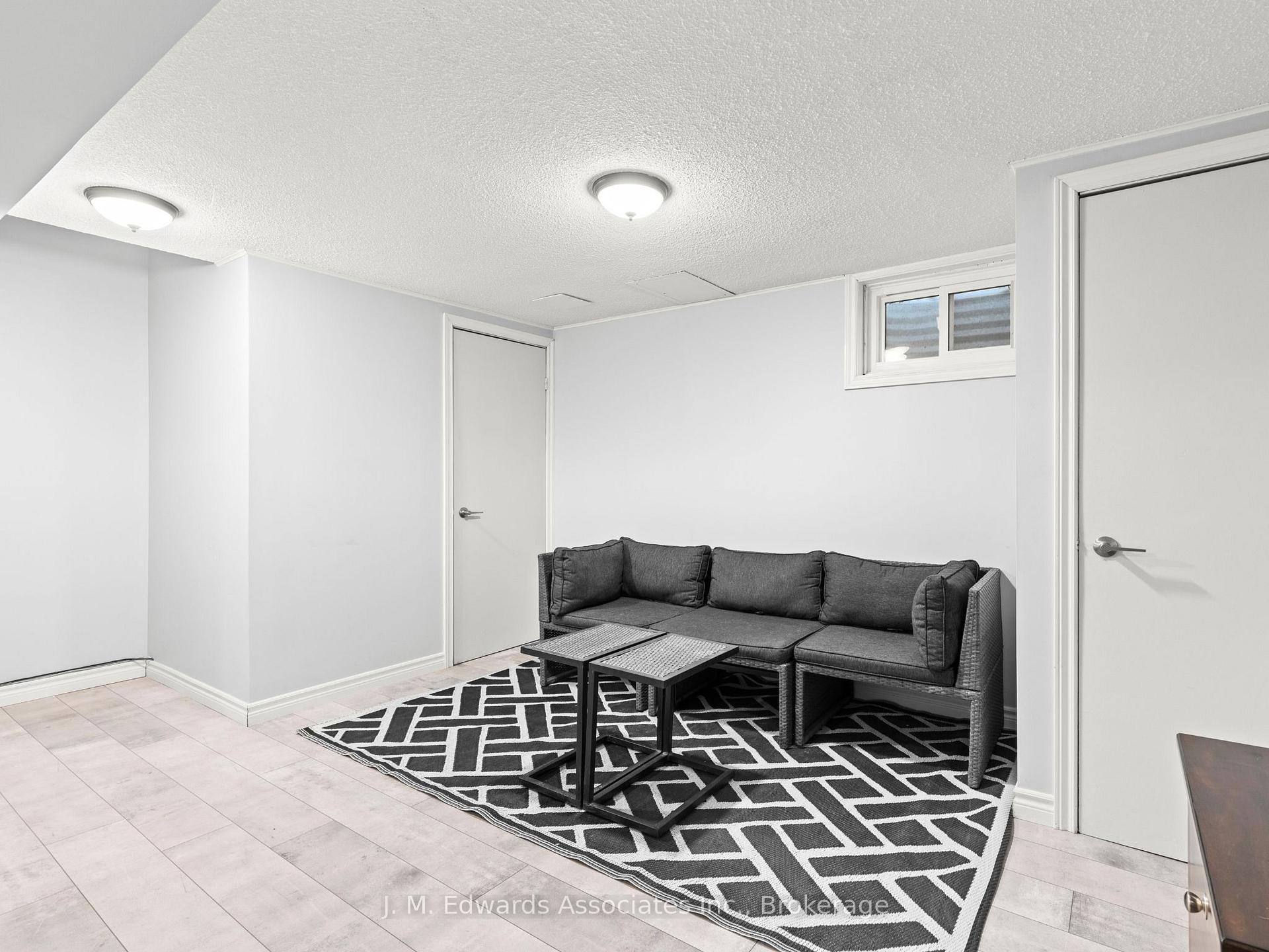 3 Bedrooms Condo at 61 Sarah,  Oakville For sale