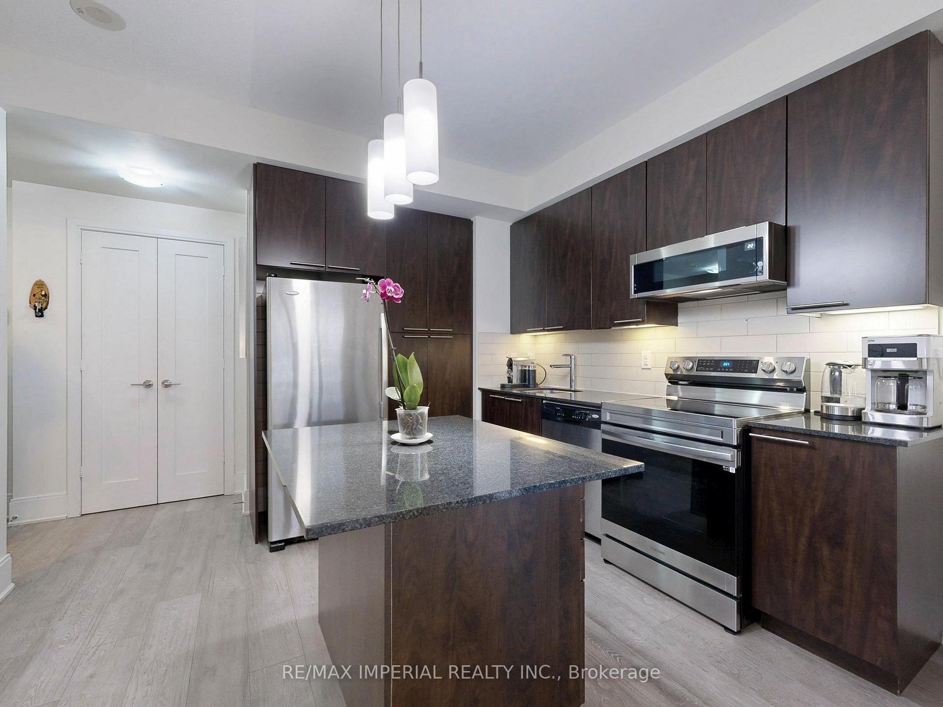 2 Bedrooms Condo at 25 Broadway, Toronto For sale