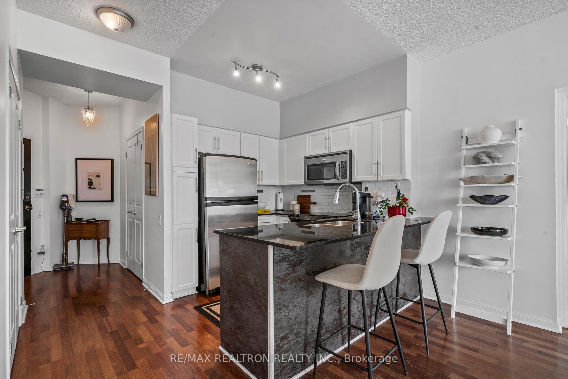 2 Bedrooms Condo at 15 Windermere, Toronto For sale