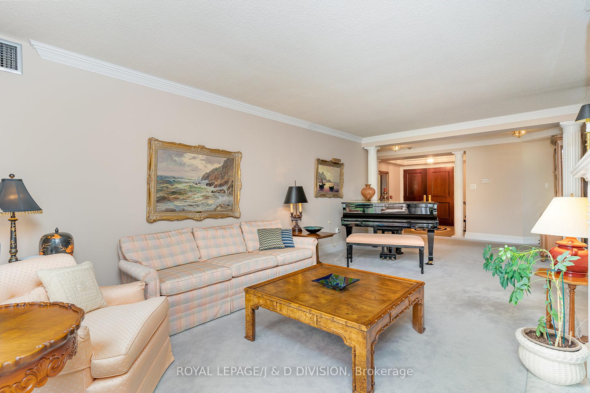 3 Bedrooms Condo at 225 The Donway, Toronto For sale