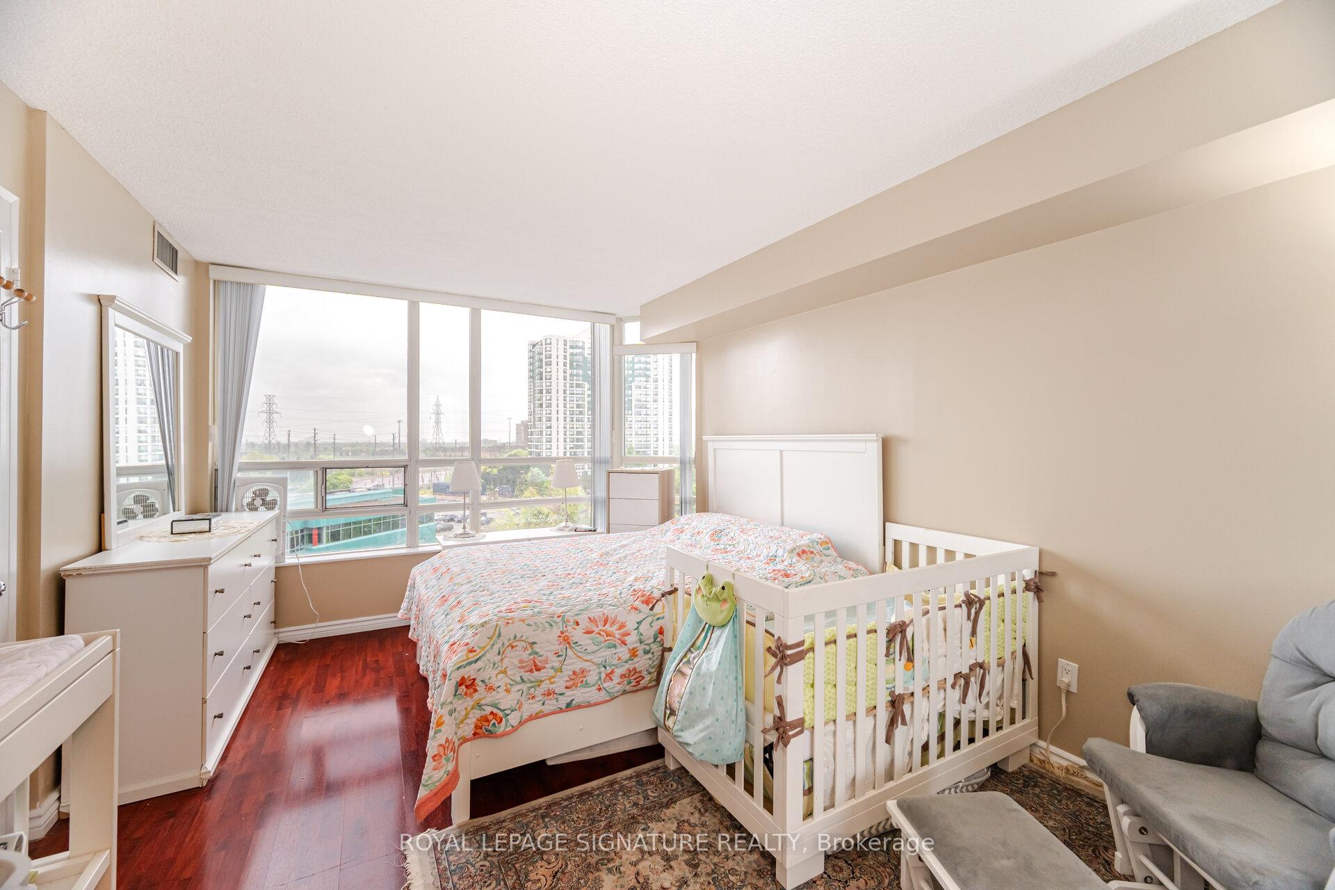 3 Bedrooms Condo at 50 Kingsbridge Garden, Mississauga For sale