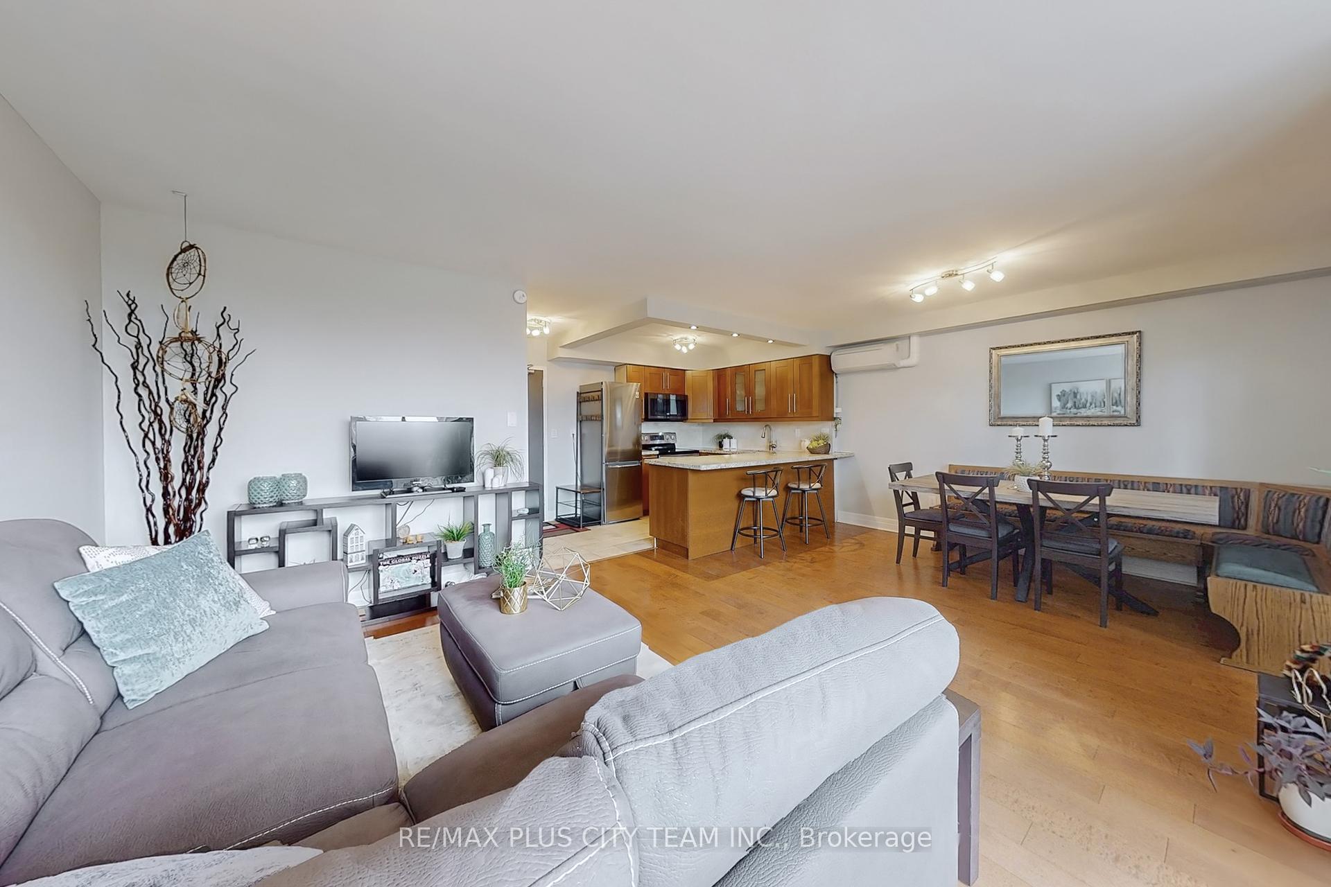 4 Bedrooms Condo at 35 Ormskirk, Toronto For sale