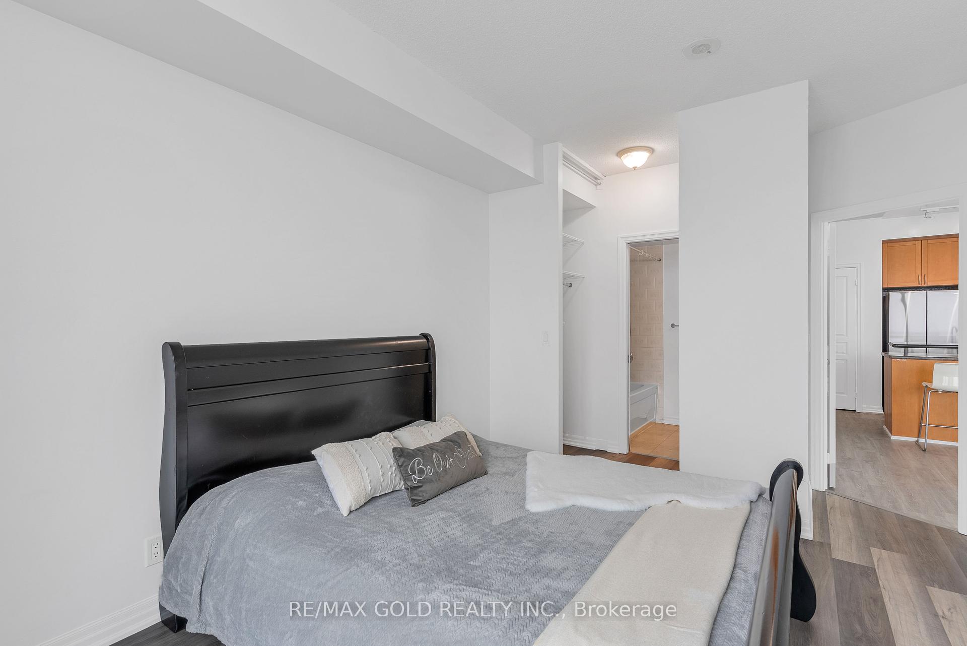 3 Bedrooms Condo at 3939 Duke Of York, Mississauga For sale