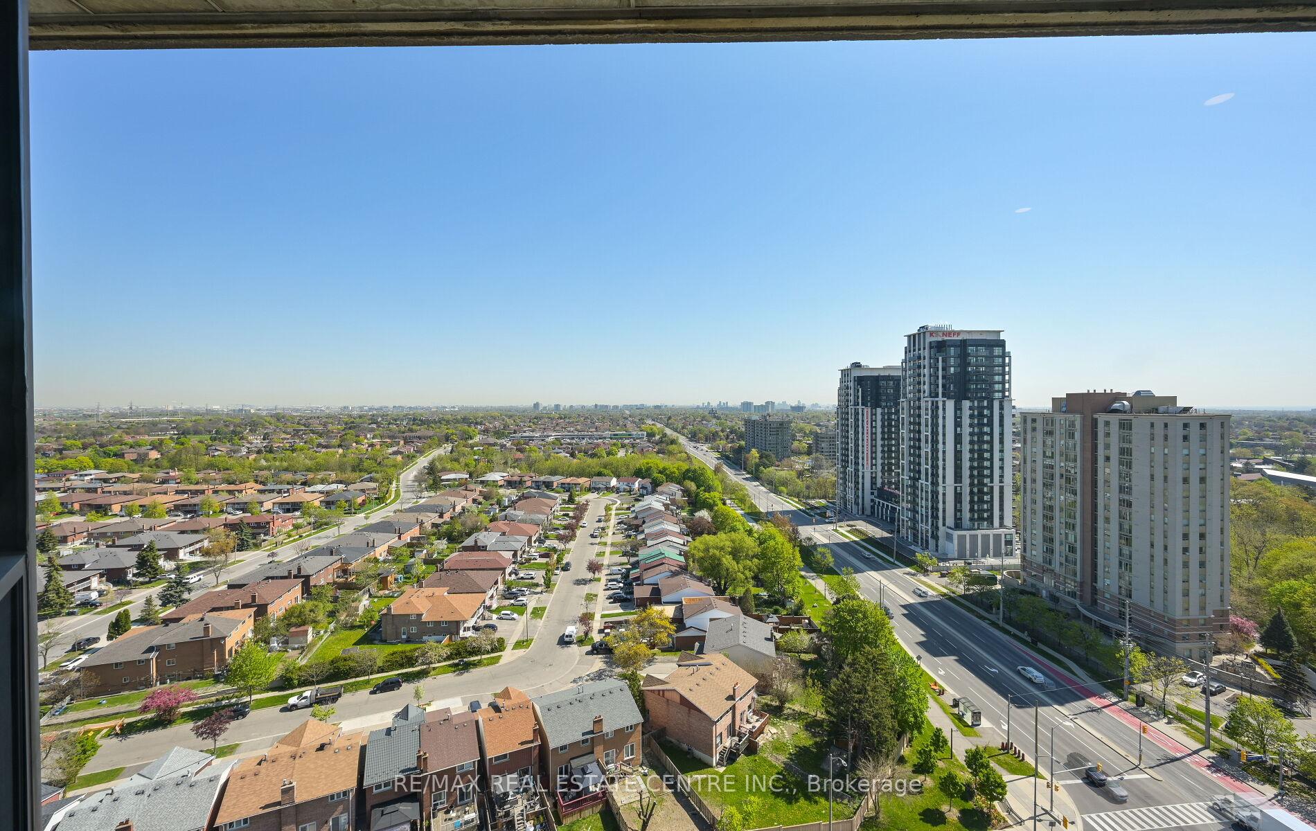 3 Bedrooms Condo at 200 Robert Speck, Mississauga For sale