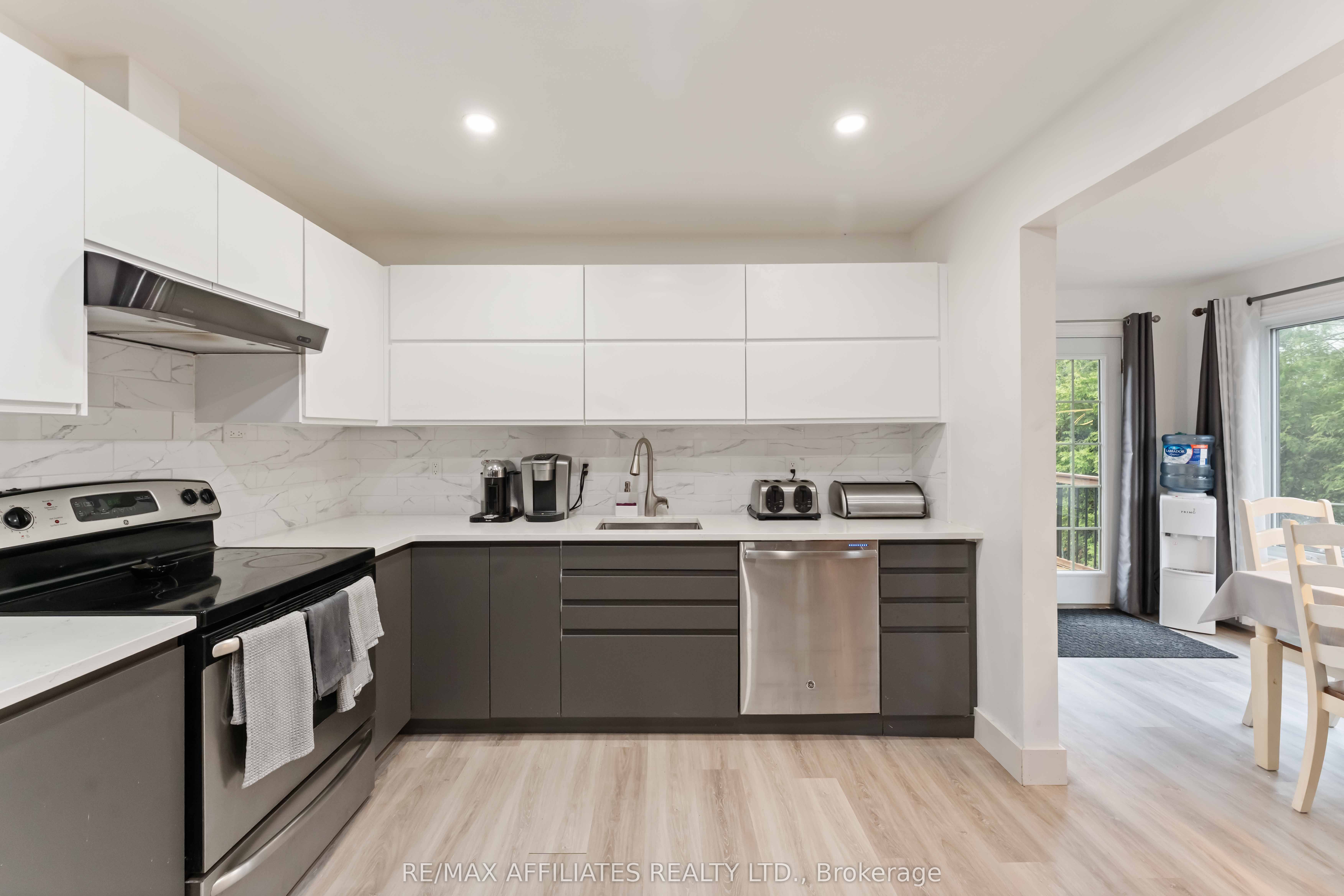2 Teakwood Court