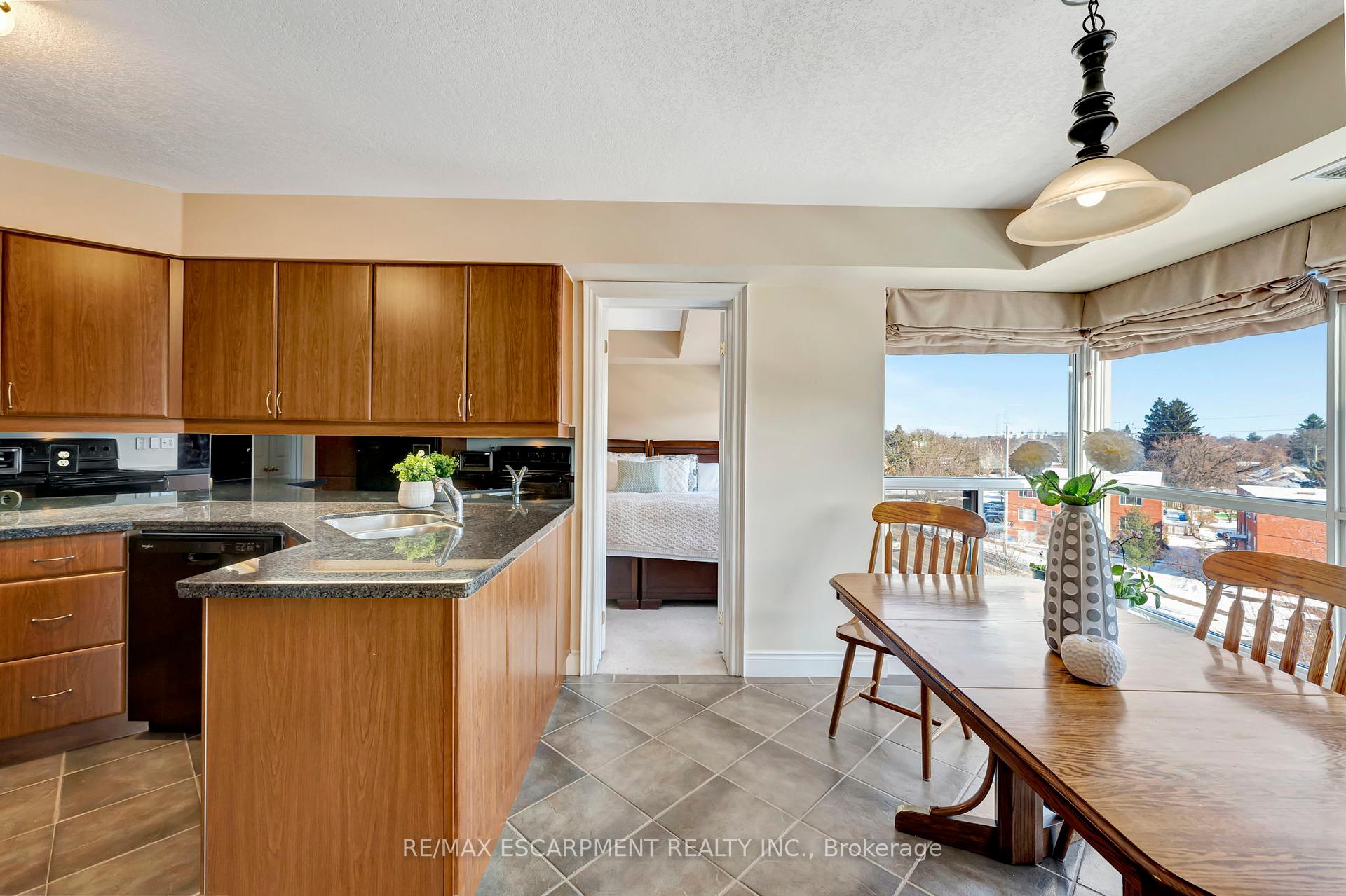 2 Bedrooms Condo at 1770 Main,  Hamilton For sale