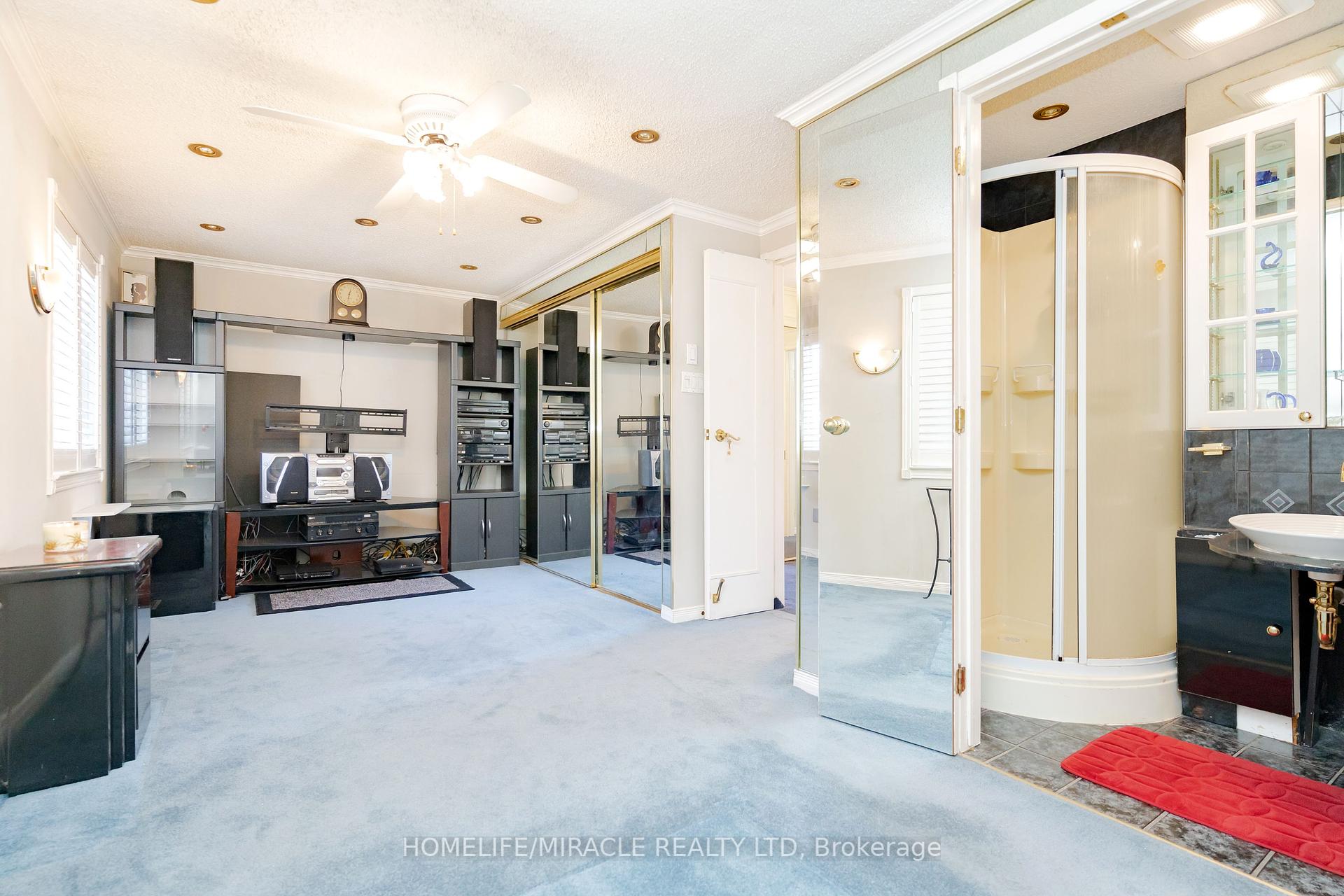 4 Bedrooms Condo at 50 Blackwell, Toronto For sale
