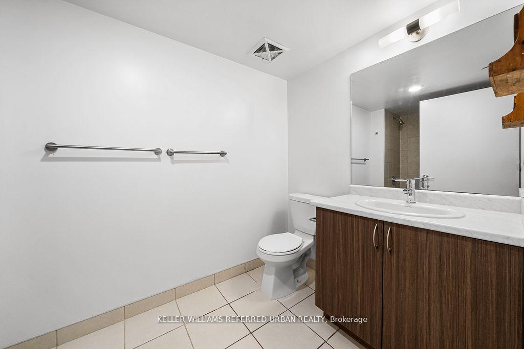 2 Bedrooms Condo at 8 Trent, Toronto For sale