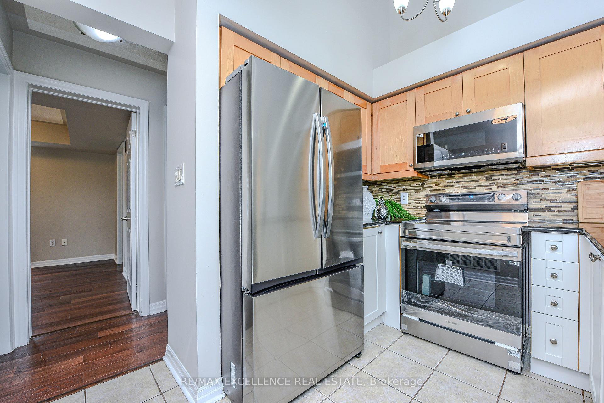 3 Bedrooms Condo at 599 Dundas, Mississauga For sale