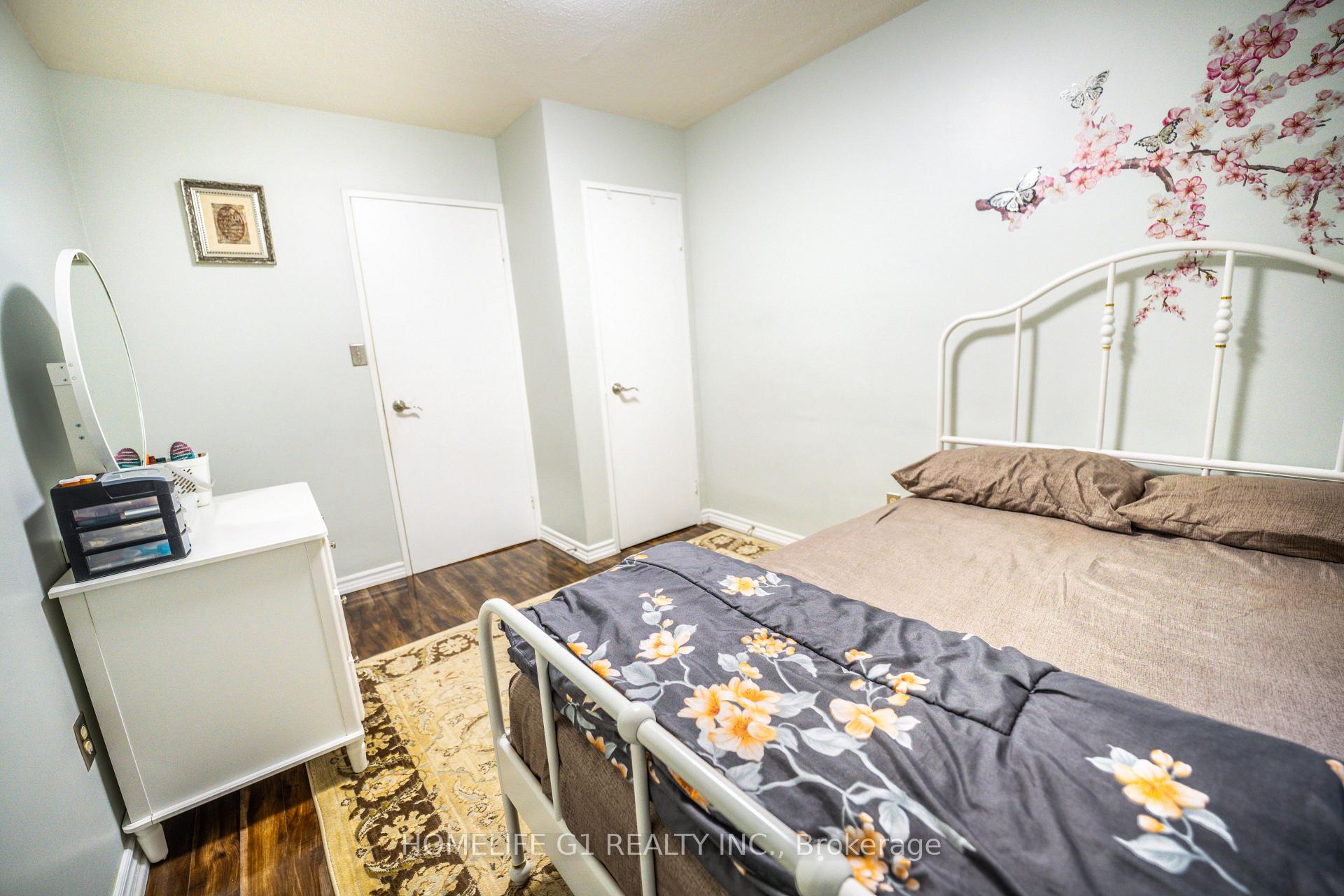 3 Bedrooms Condo at 5 Shady, Toronto For sale