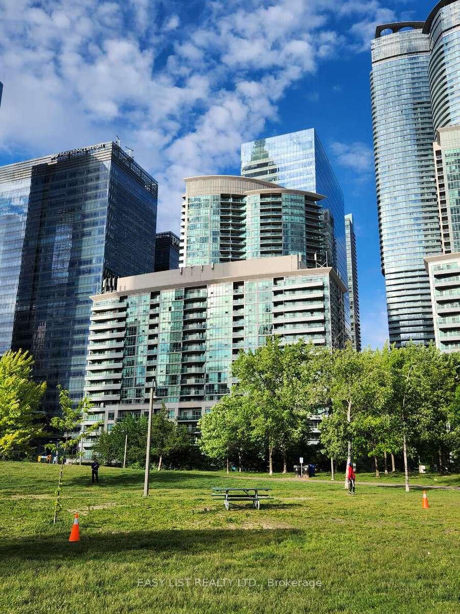 2 Bedrooms Condo at 51 Lower Simcoe, Toronto For sale