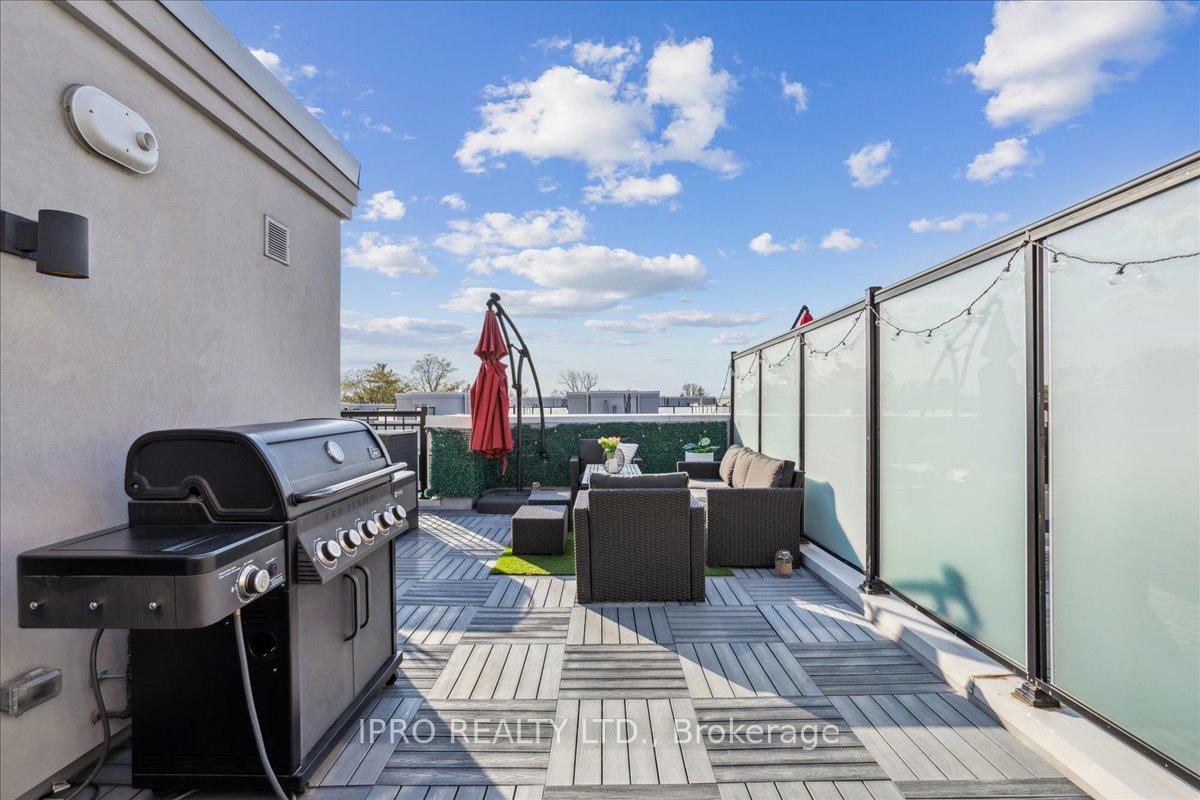 2 Bedrooms Condo at 652 Cricklewood, Mississauga For sale