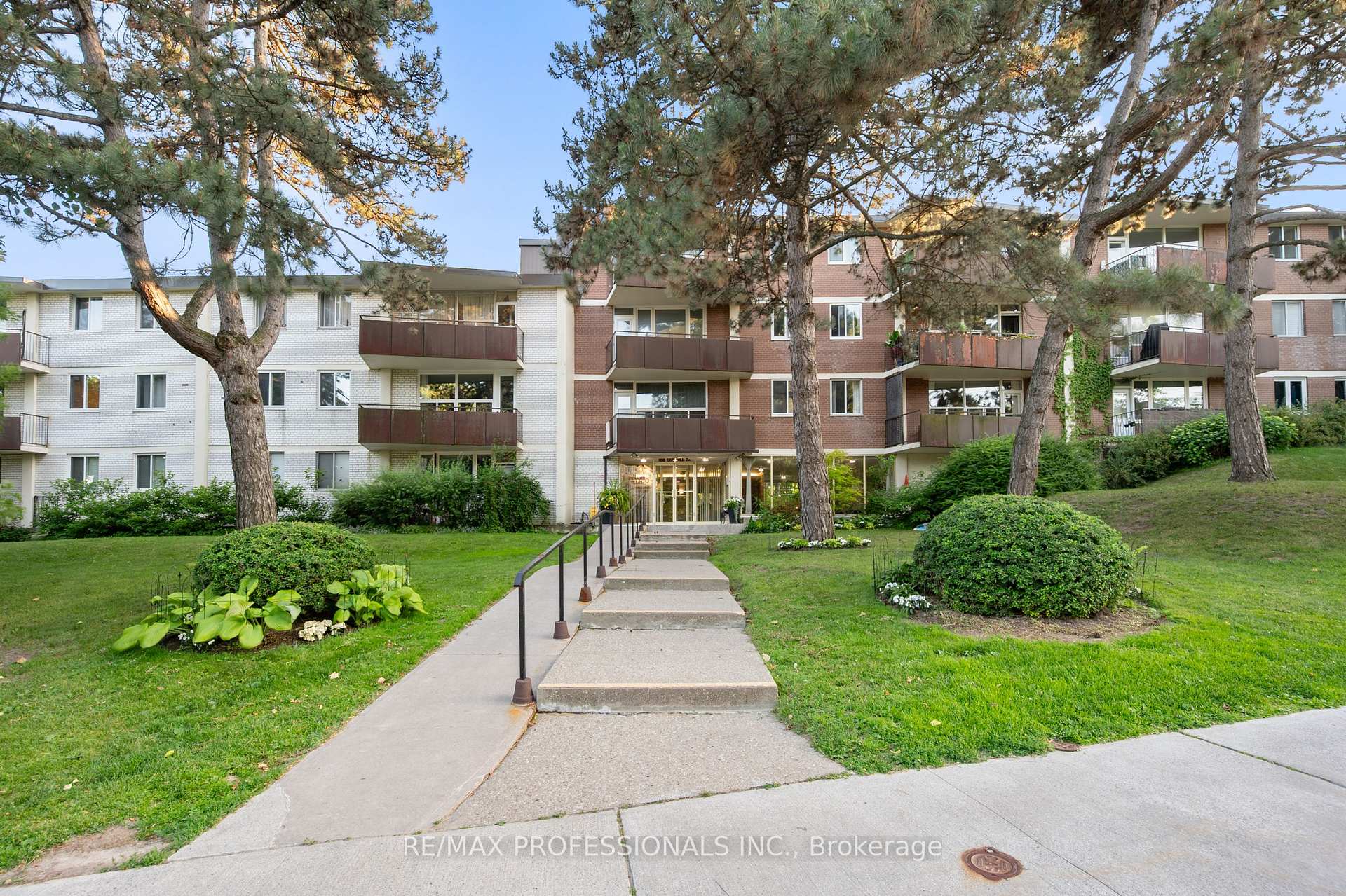 2 Bedrooms Co-op at 100 Coe Hill, Toronto For sale