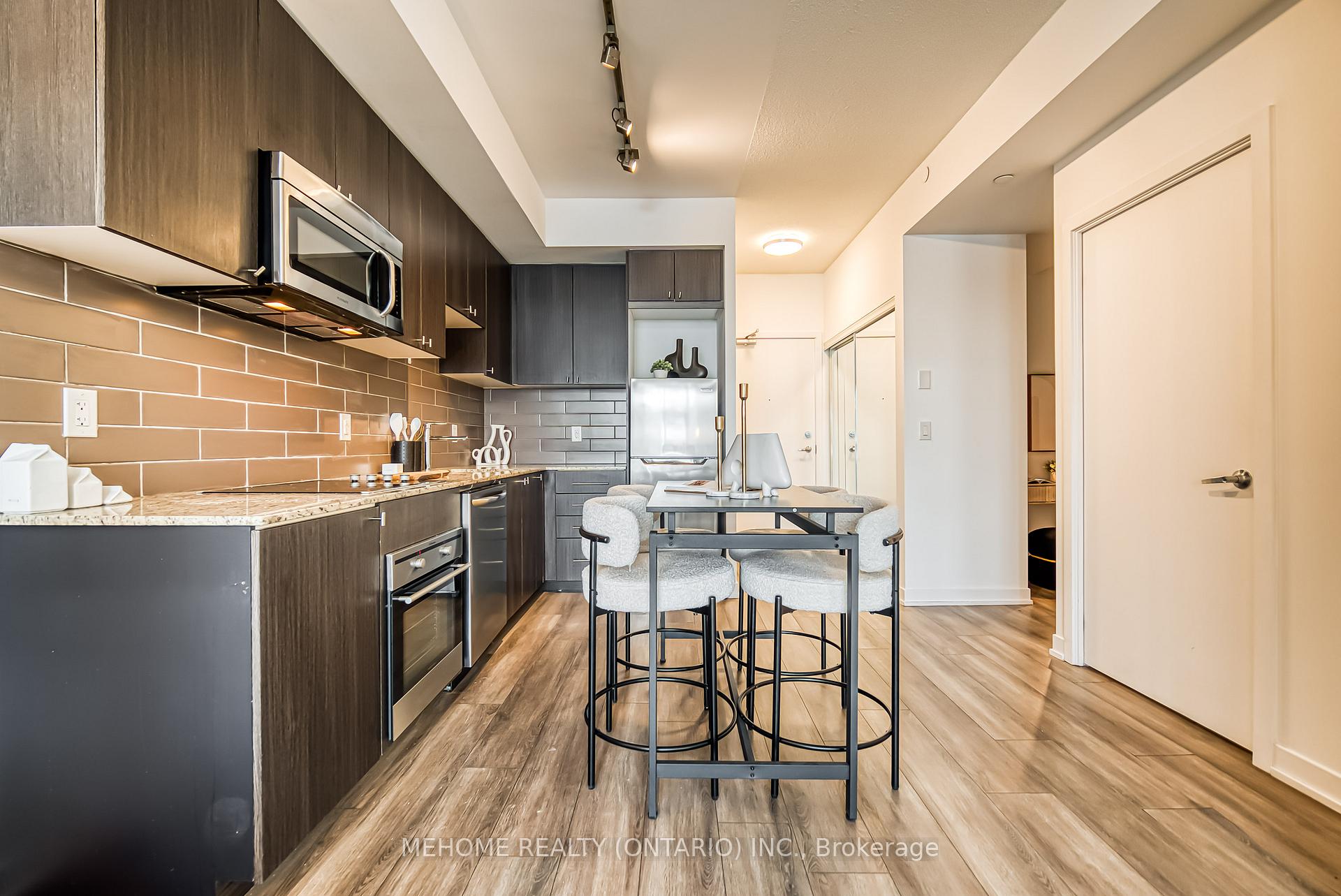 2 Bedrooms Condo at 18 Rean, Toronto For sale