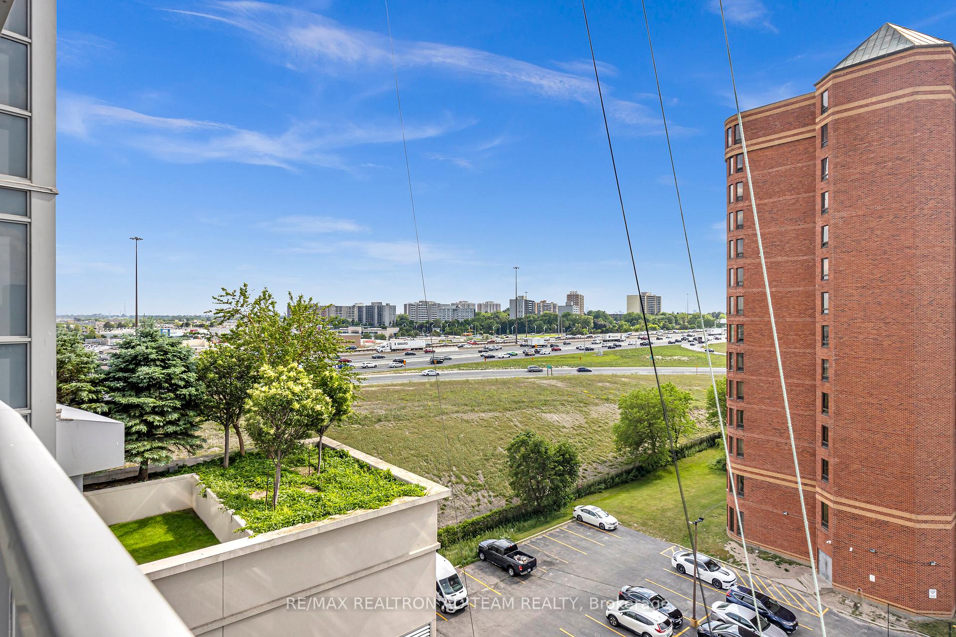 2 Bedrooms Condo at 125 Village Green, Toronto For sale