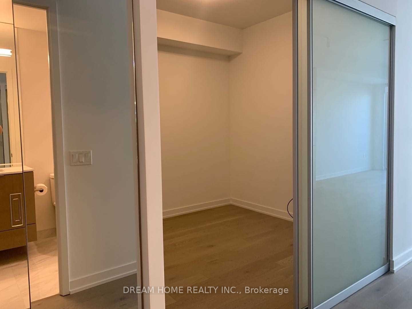 15 Queens Quay E, #515