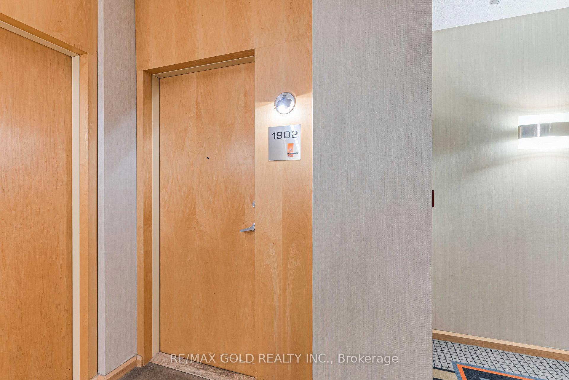 3 Bedrooms Condo at 3939 Duke Of York, Mississauga For sale