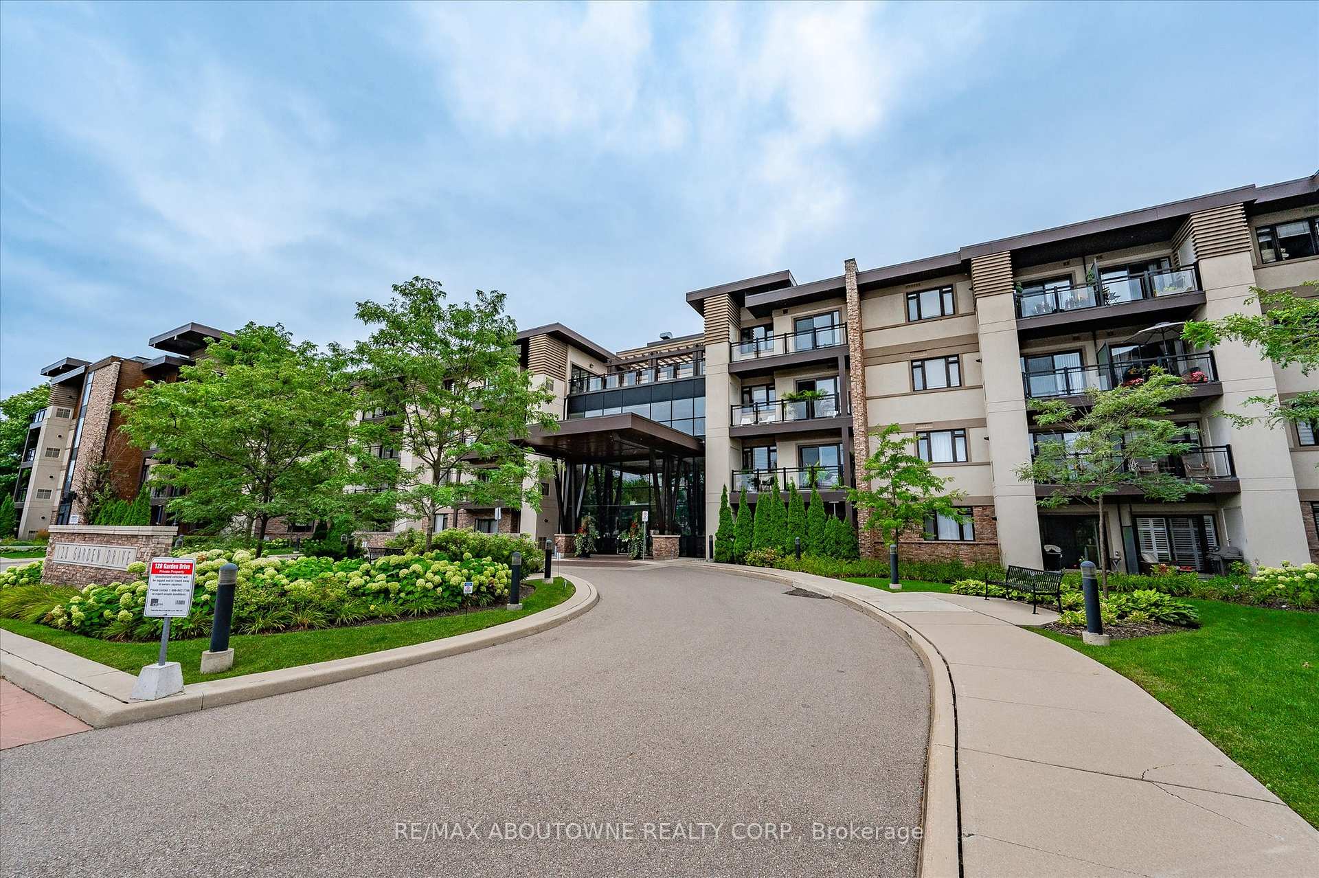 3 Bedrooms Condo at 128 Garden, Oakville For sale
