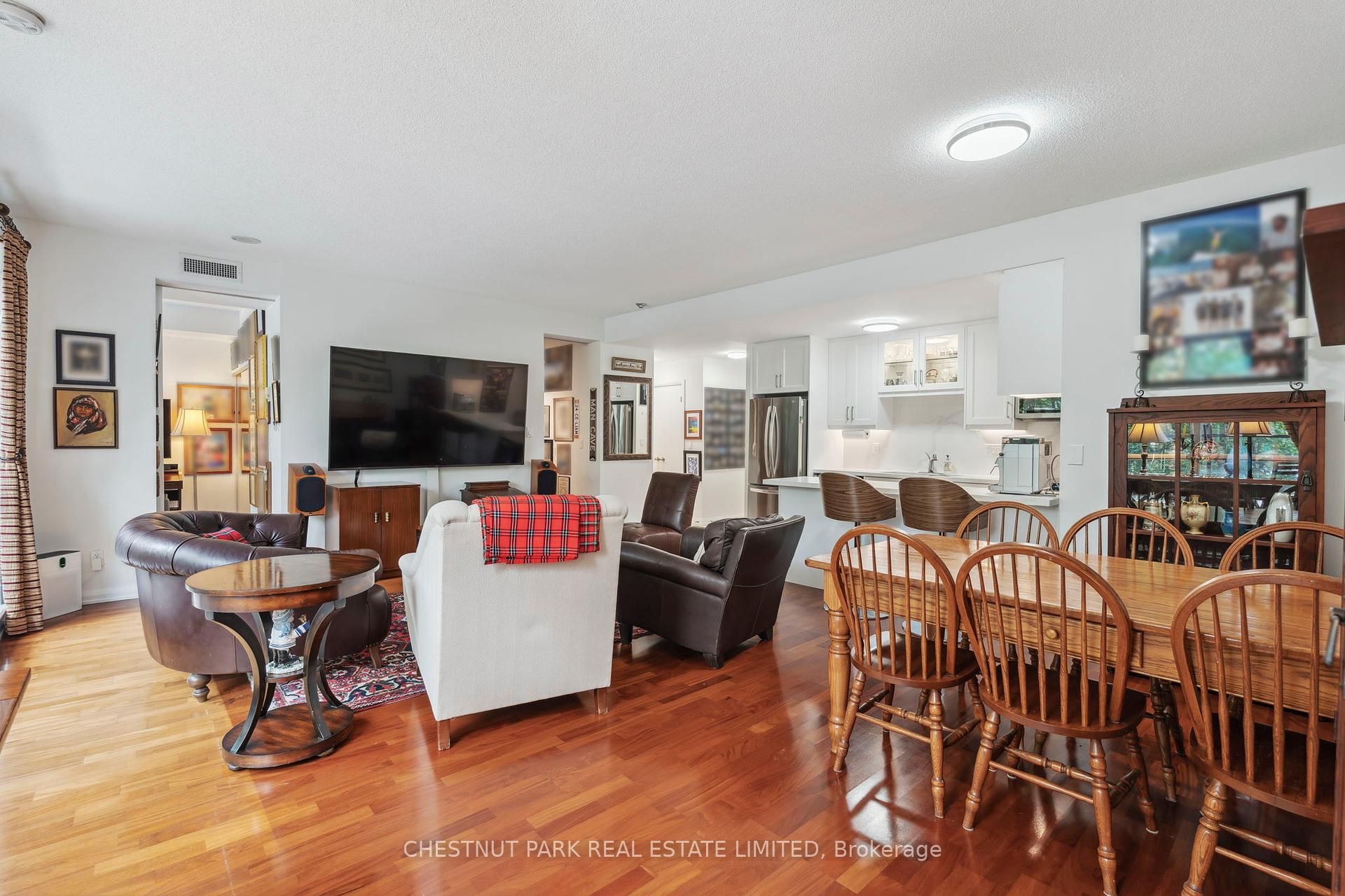 3 Bedrooms Condo at 11 Soho, Toronto For sale