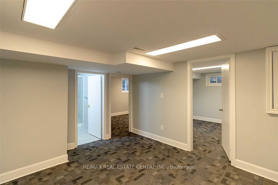 27 Hollywood Street N