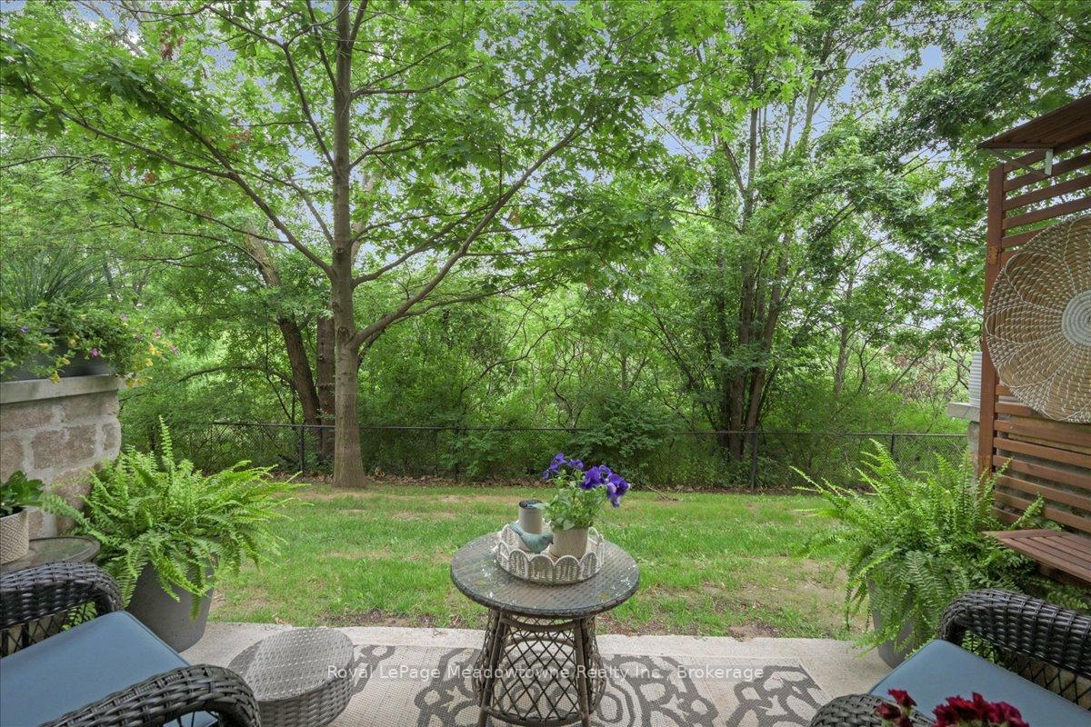 2 Bedrooms Condo at 1450 Bishops, Oakville For sale