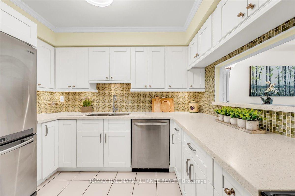 2 Bedrooms Condo at 1071 QUEENS, Oakville For sale
