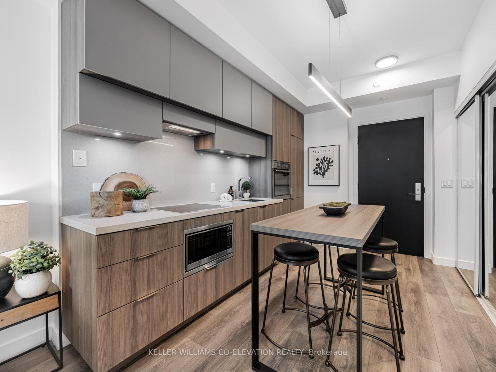 1 Bedroom Condo at 8 Eglinton,  Toronto For sale