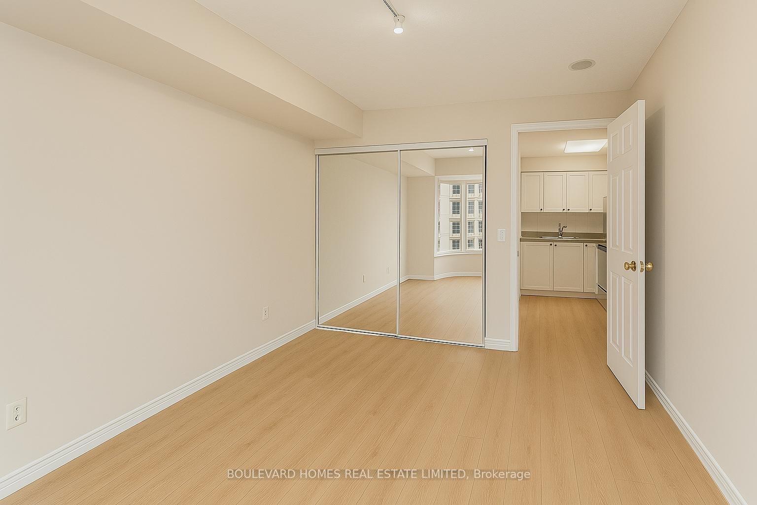 2 Bedrooms Condo at 25 Kingsbridge Garden,  Mississauga For sale