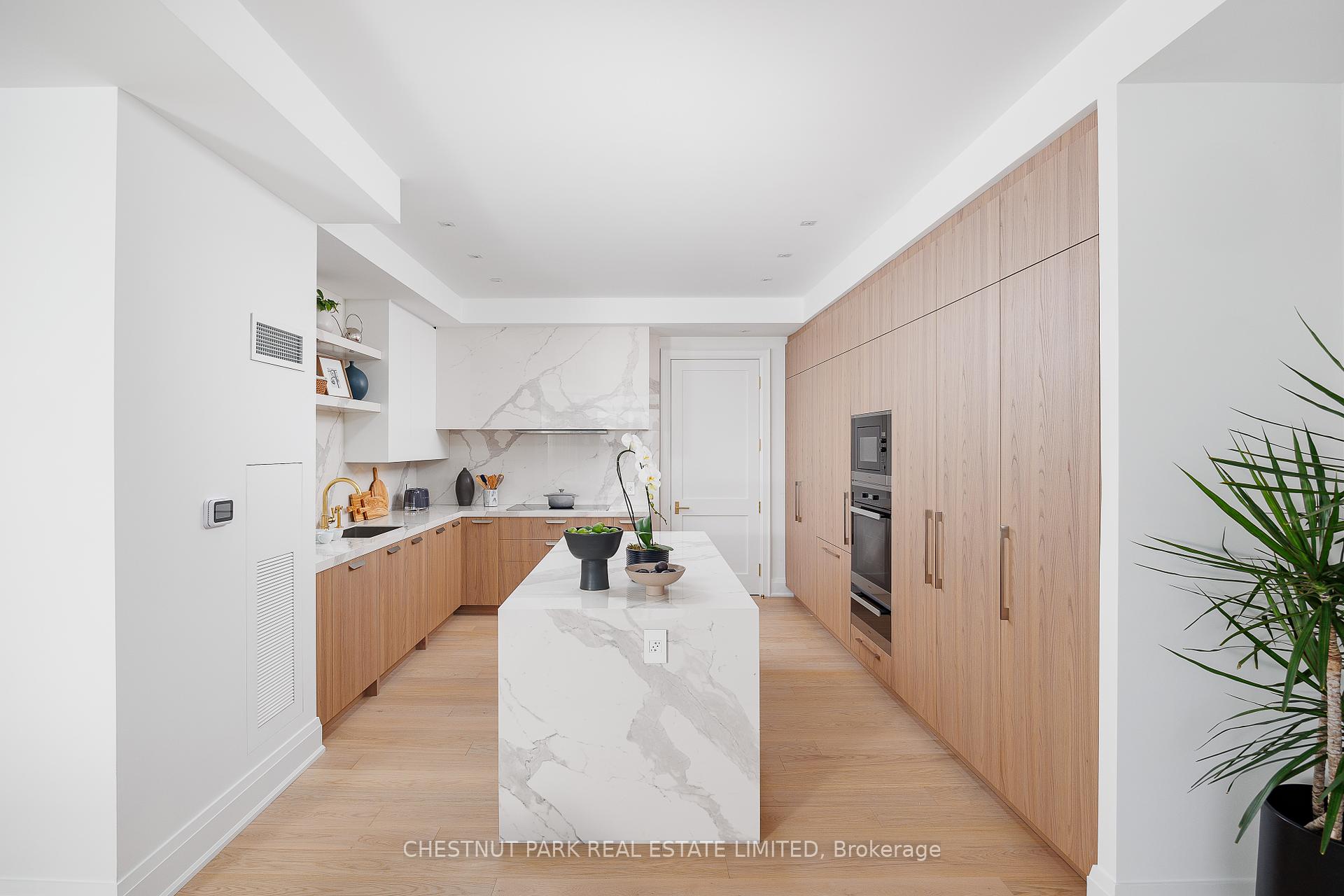 4 Bedrooms Condo at 200 Cumberland,  Toronto For sale
