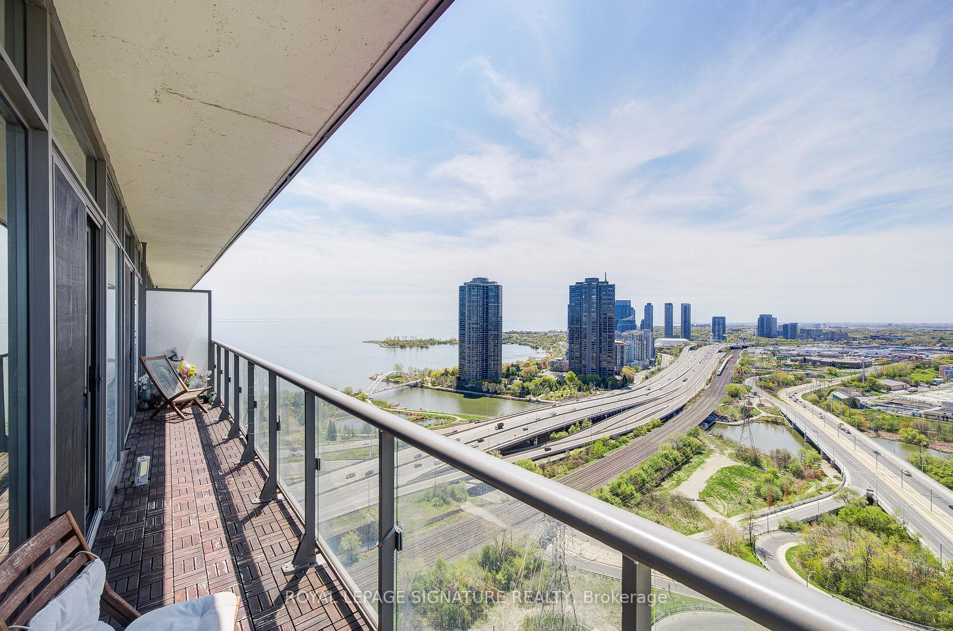 2 Bedrooms Condo at 105 The Queensway, Toronto For sale