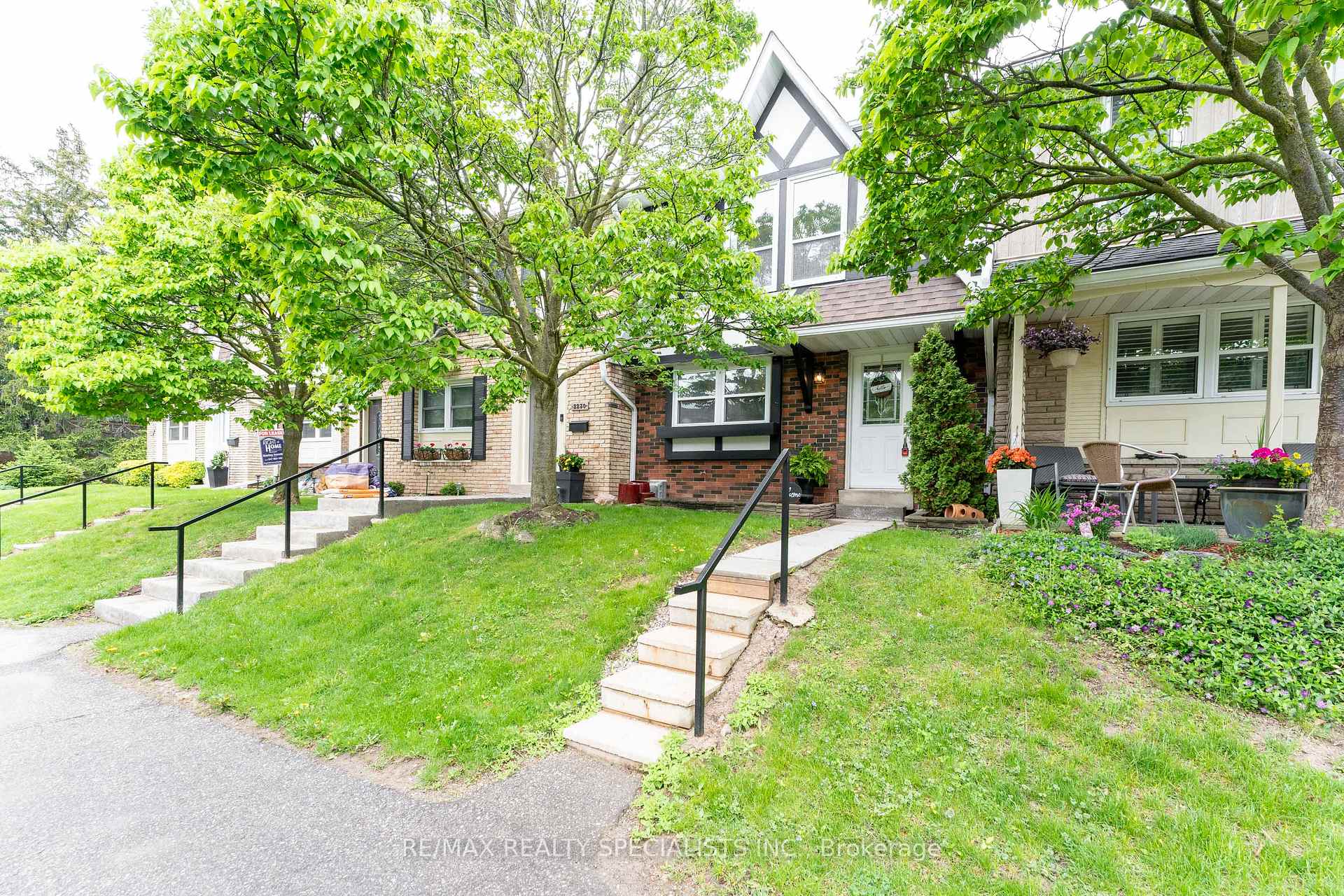 4 Bedrooms Condo at 2230 Upper Middle, Burlington For sale